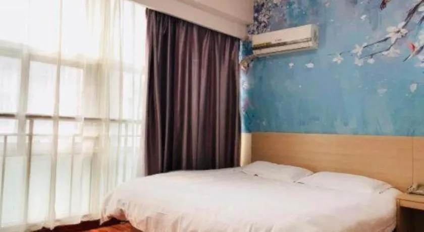 Bed in Super 8 Hotel Jinan Railway Station Square