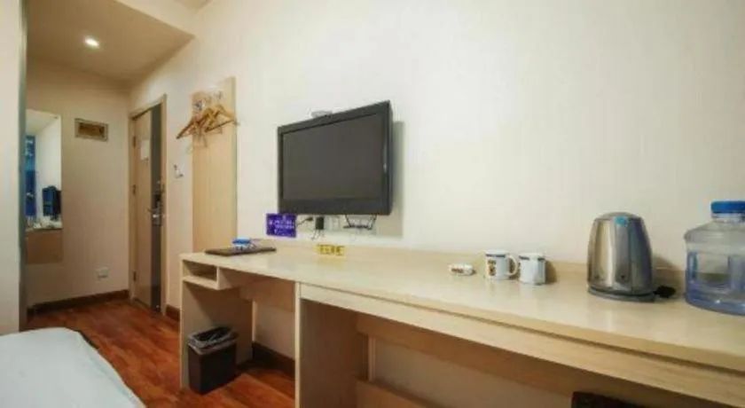 Super 8 Hotel Jinan Railway Station Square