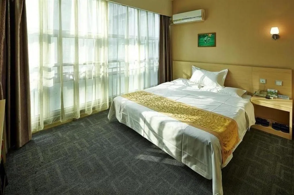 Bed in Super 8 Hotel Jinan Railway Station Square