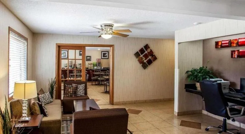 Quality Inn & Suites Davenport near I-80