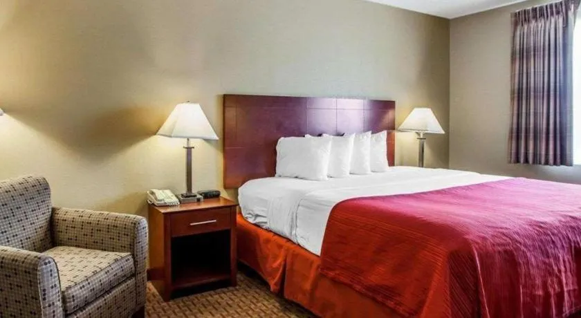 Bed in Quality Inn & Suites Davenport near I-80