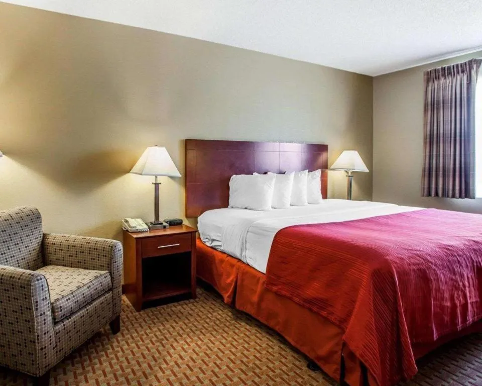 Bed in Quality Inn & Suites Davenport near I-80