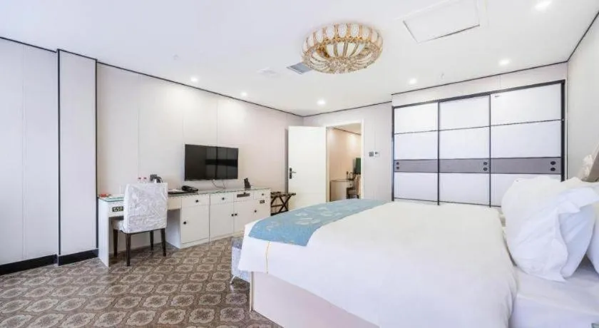 Bed in Aksu Pudong Holiday Hotel