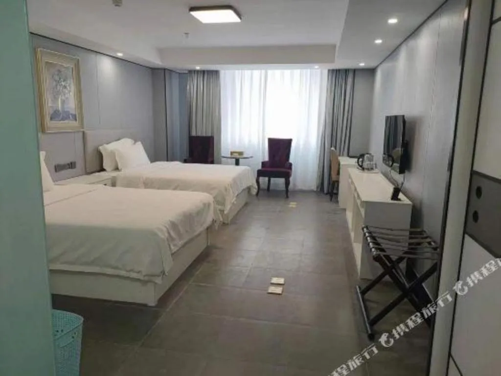 Bed in Aksu Pudong Holiday Hotel