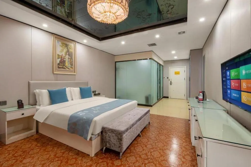 Bed in Aksu Pudong Holiday Hotel