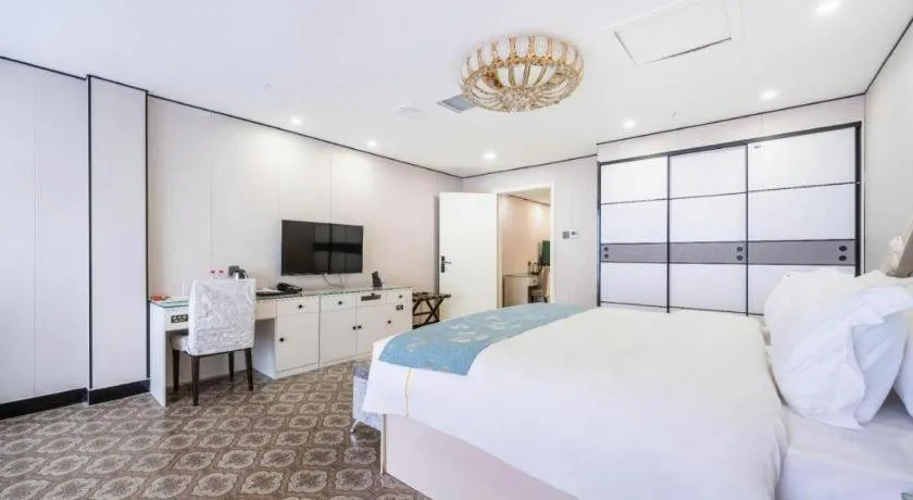 Bed in Aksu Pudong Holiday Hotel