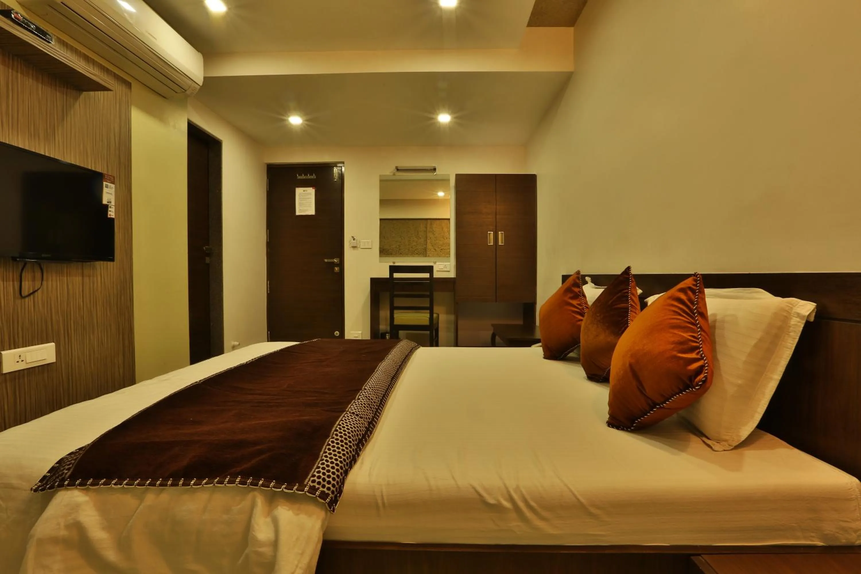 Communal lounge/ TV room, Bed in Hotel Kabir
