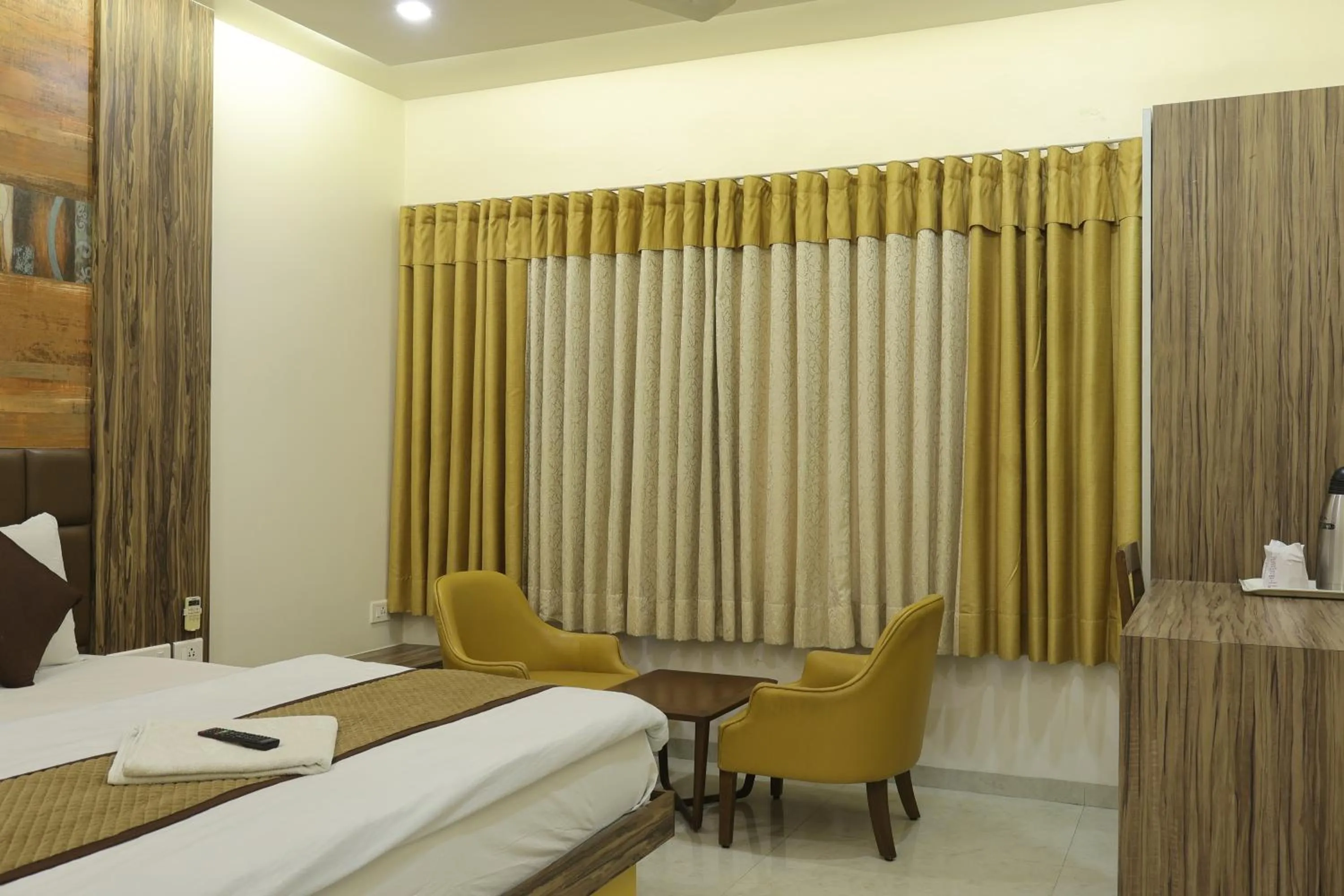 Seating area, Bed in Hotel Kabir