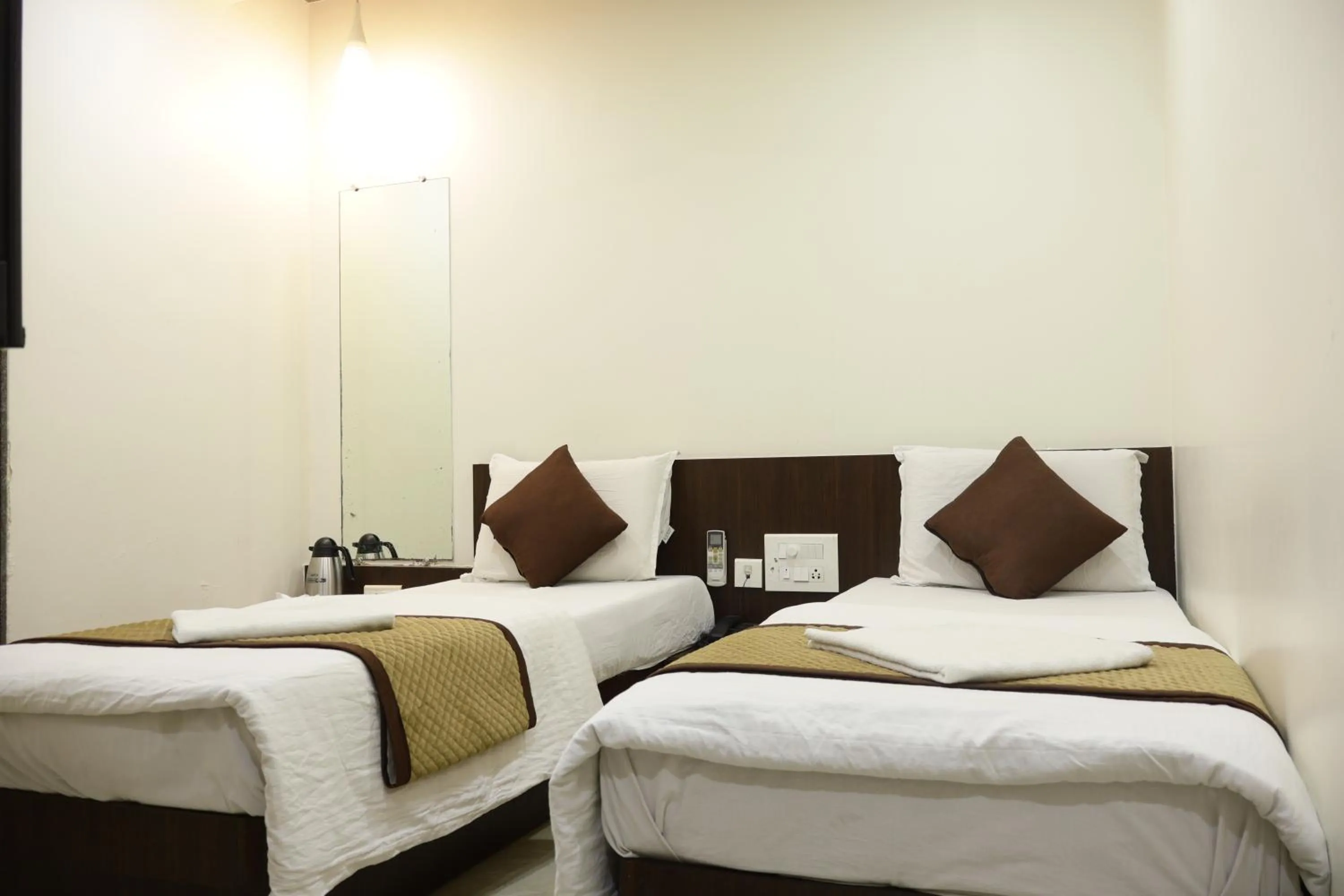 room service, Bed in Hotel Kabir