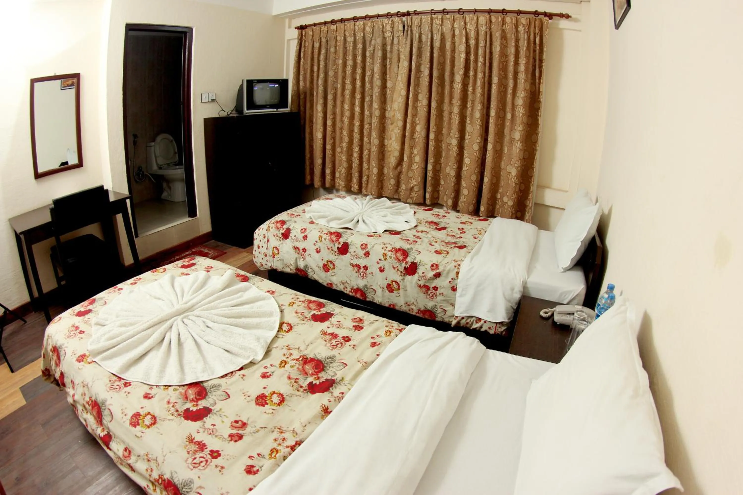 Photo of the whole room, Bed in Bag Packer's Lodge