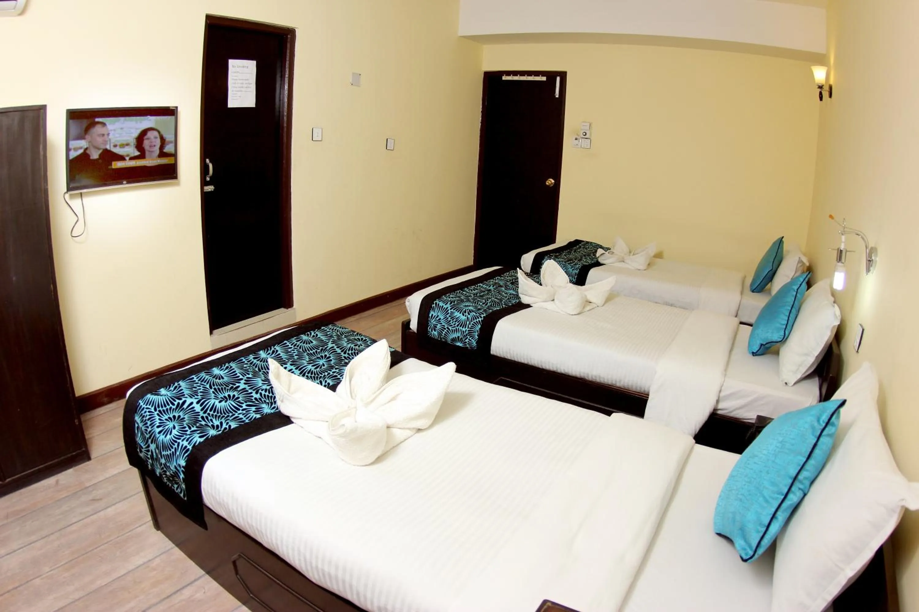 Photo of the whole room, Bed in Bag Packer's Lodge