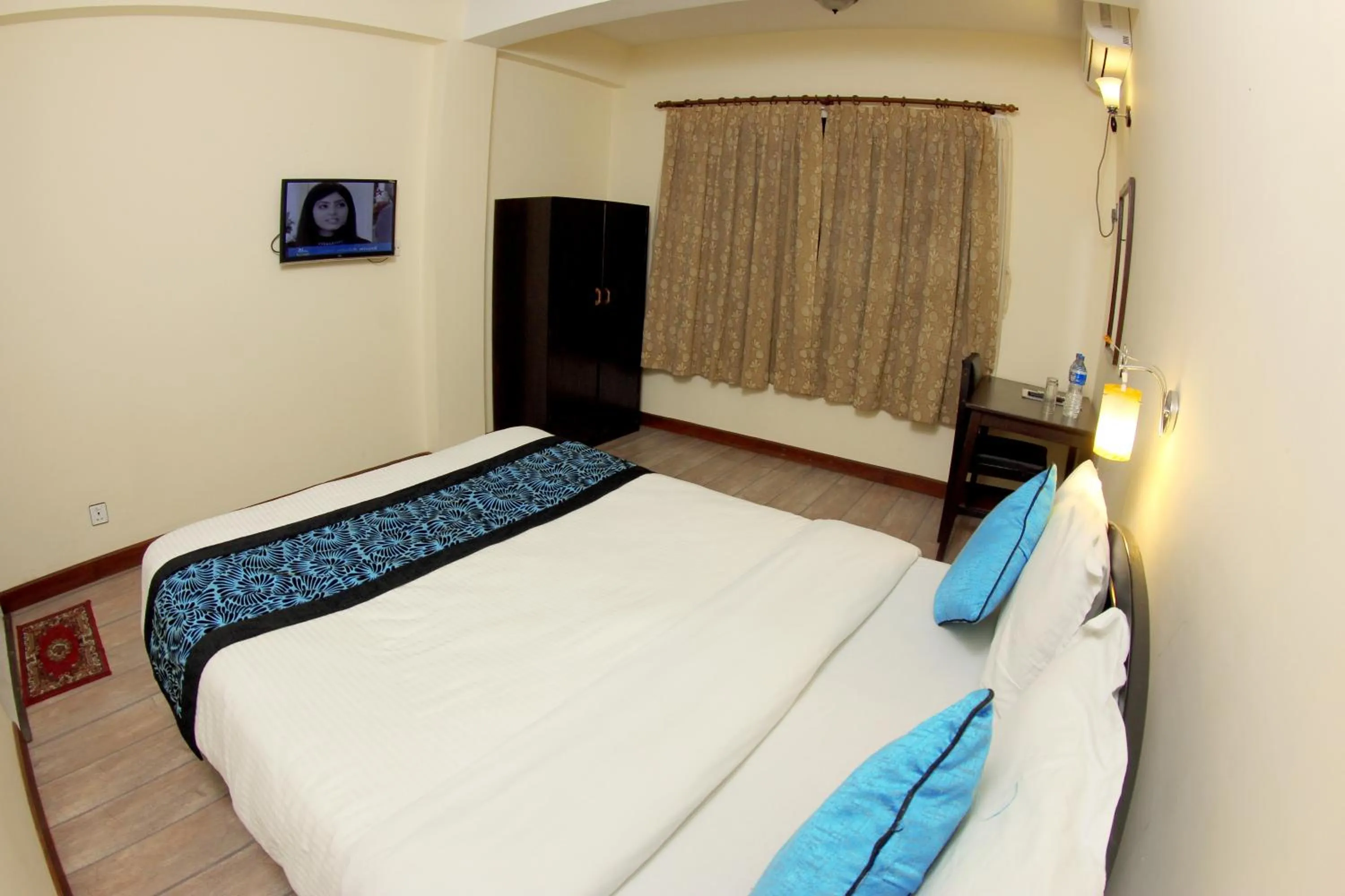 Photo of the whole room, Bed in Bag Packer's Lodge