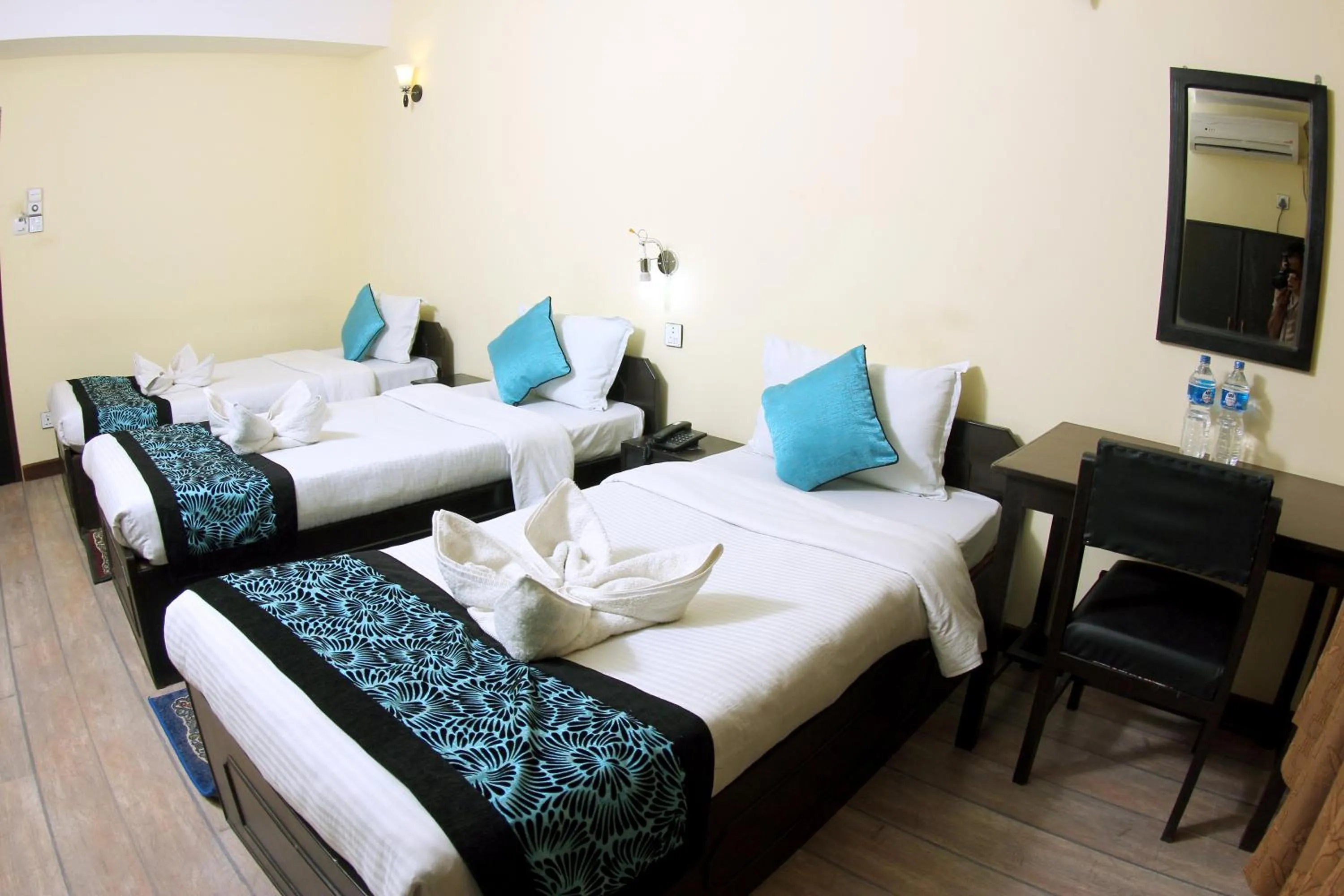 Photo of the whole room, Bed in Bag Packer's Lodge