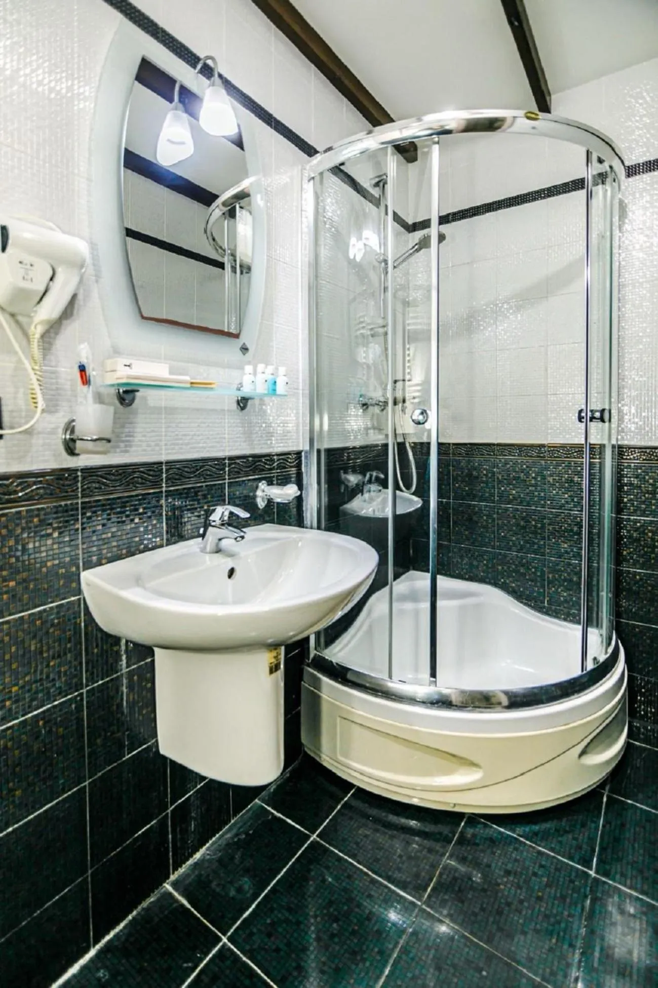 Shower in Deniz İnn Hotel