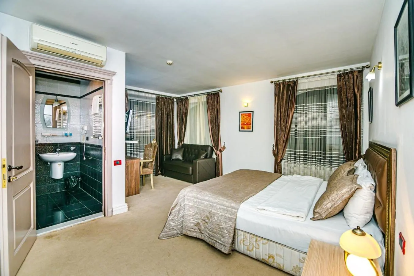 Bed in Deniz İnn Hotel