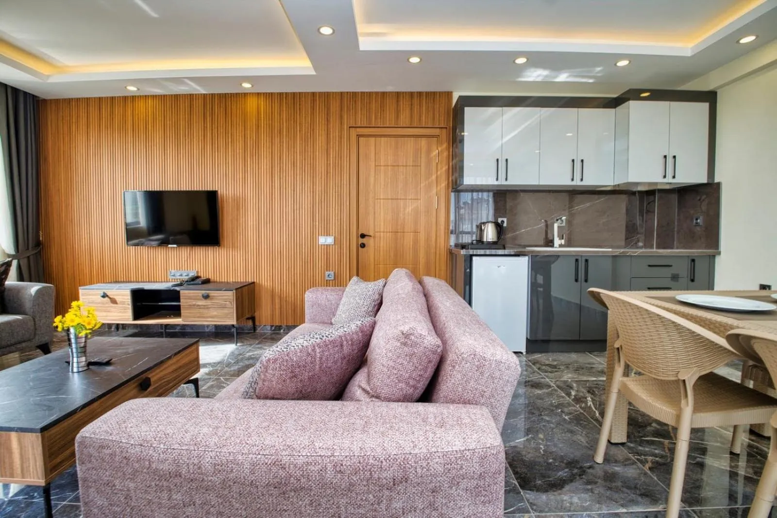 TV and multimedia in Evin Park Suit Lara & Spa