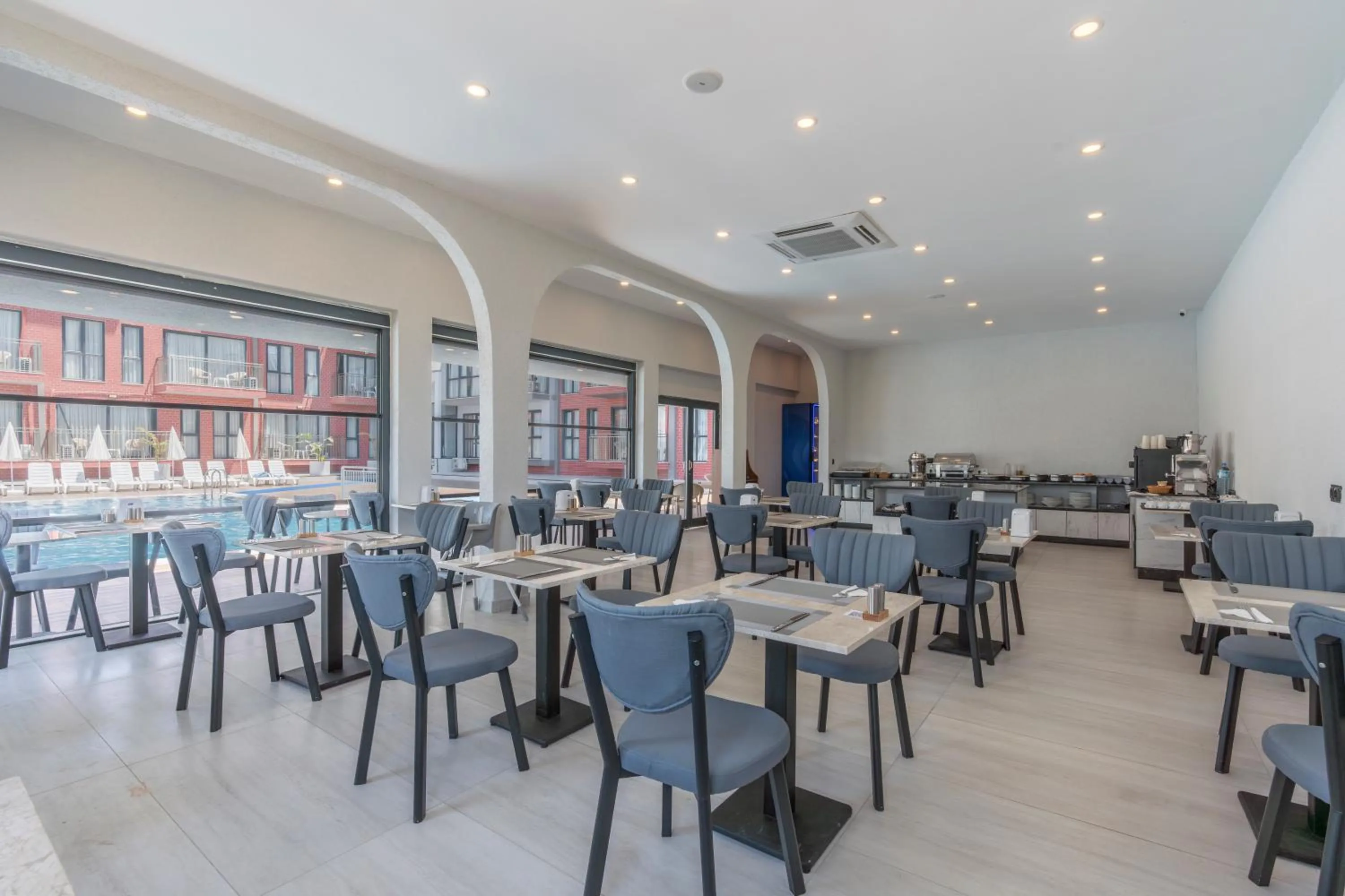 Restaurant/places to eat in Laristone Suite Spa Hotel