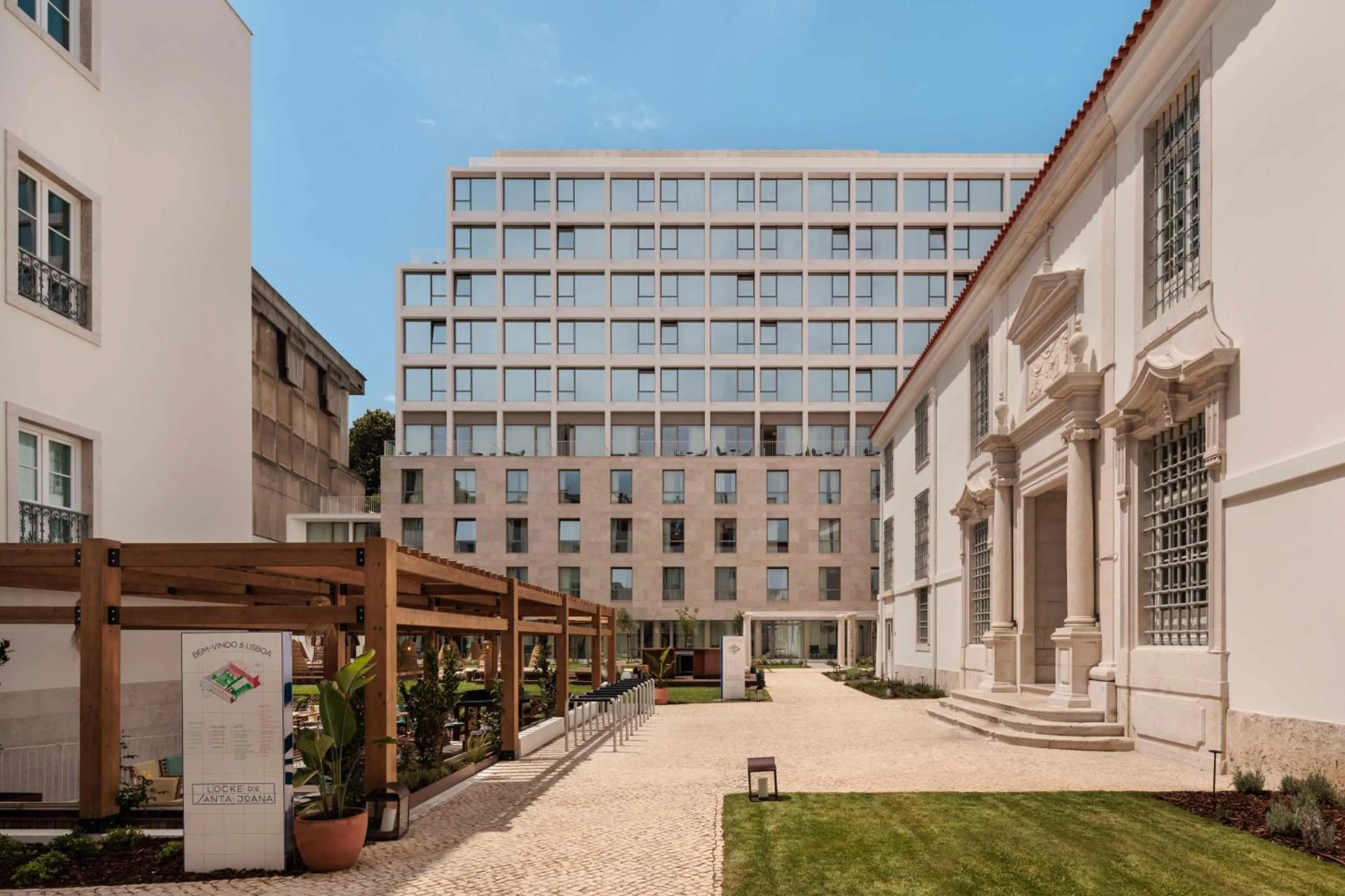 Inner courtyard view in Locke de Santa Joana