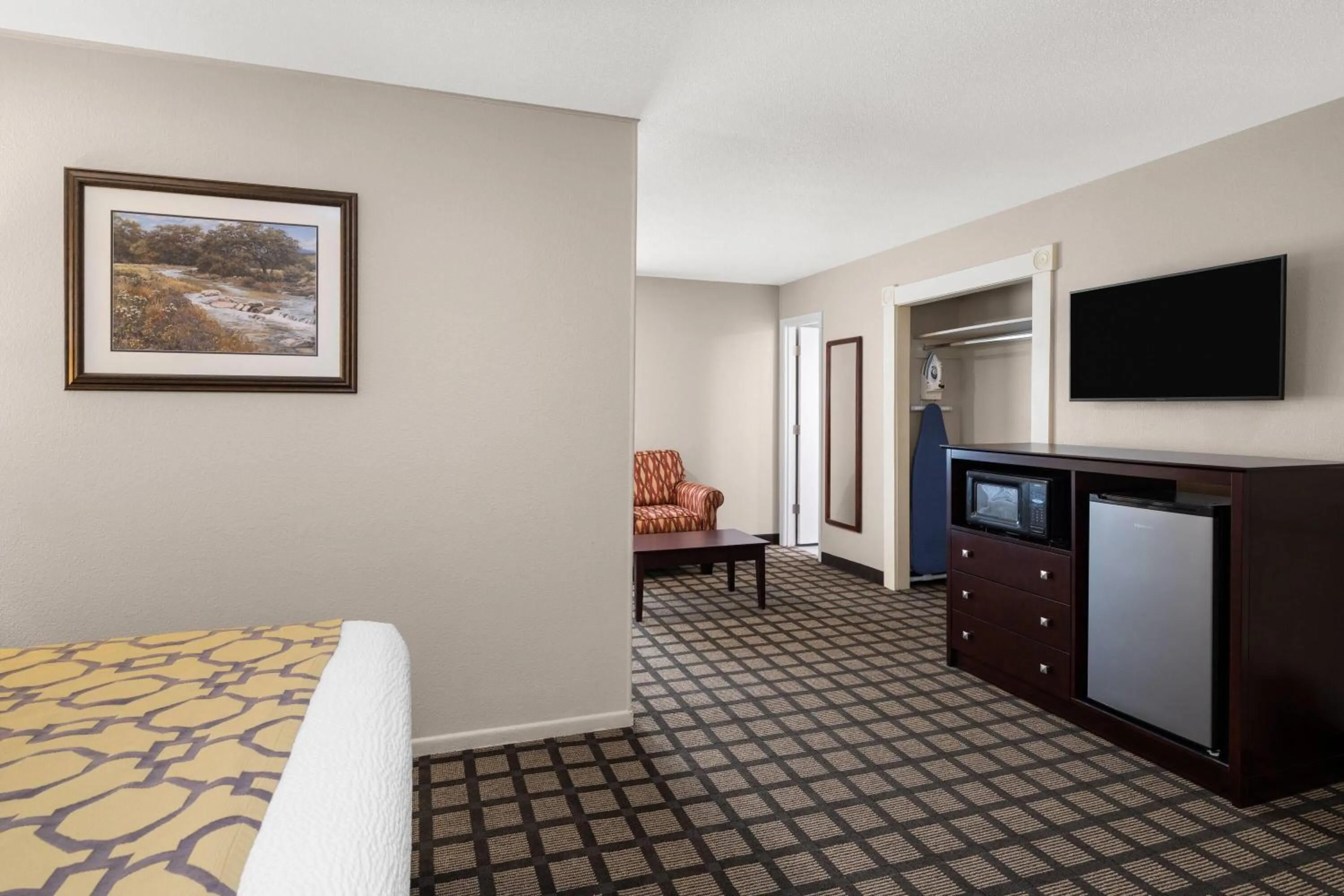 Photo of the whole room, Bed in Baymont by Wyndham Jefferson City