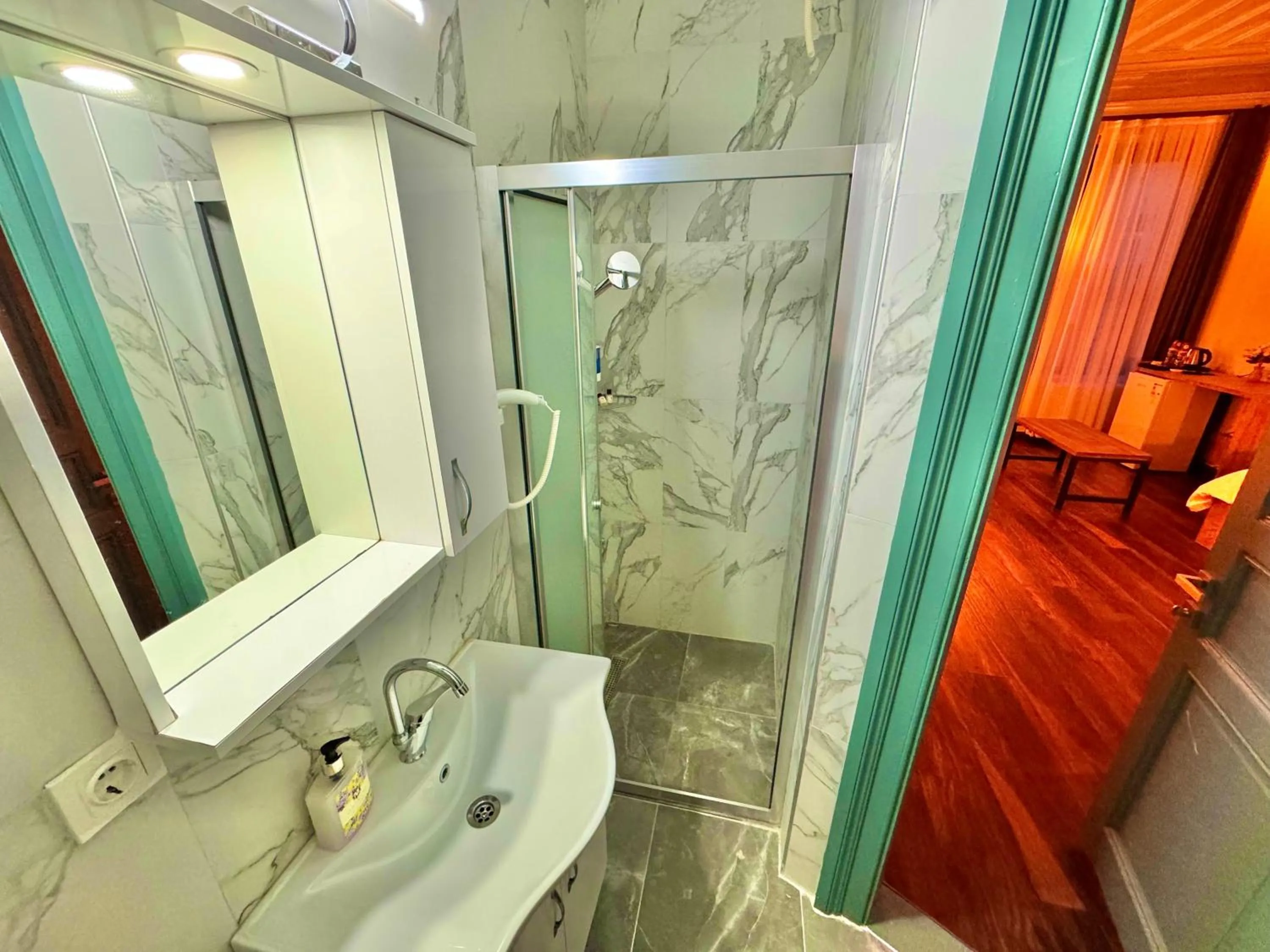 Shower in Otel Kadıköy