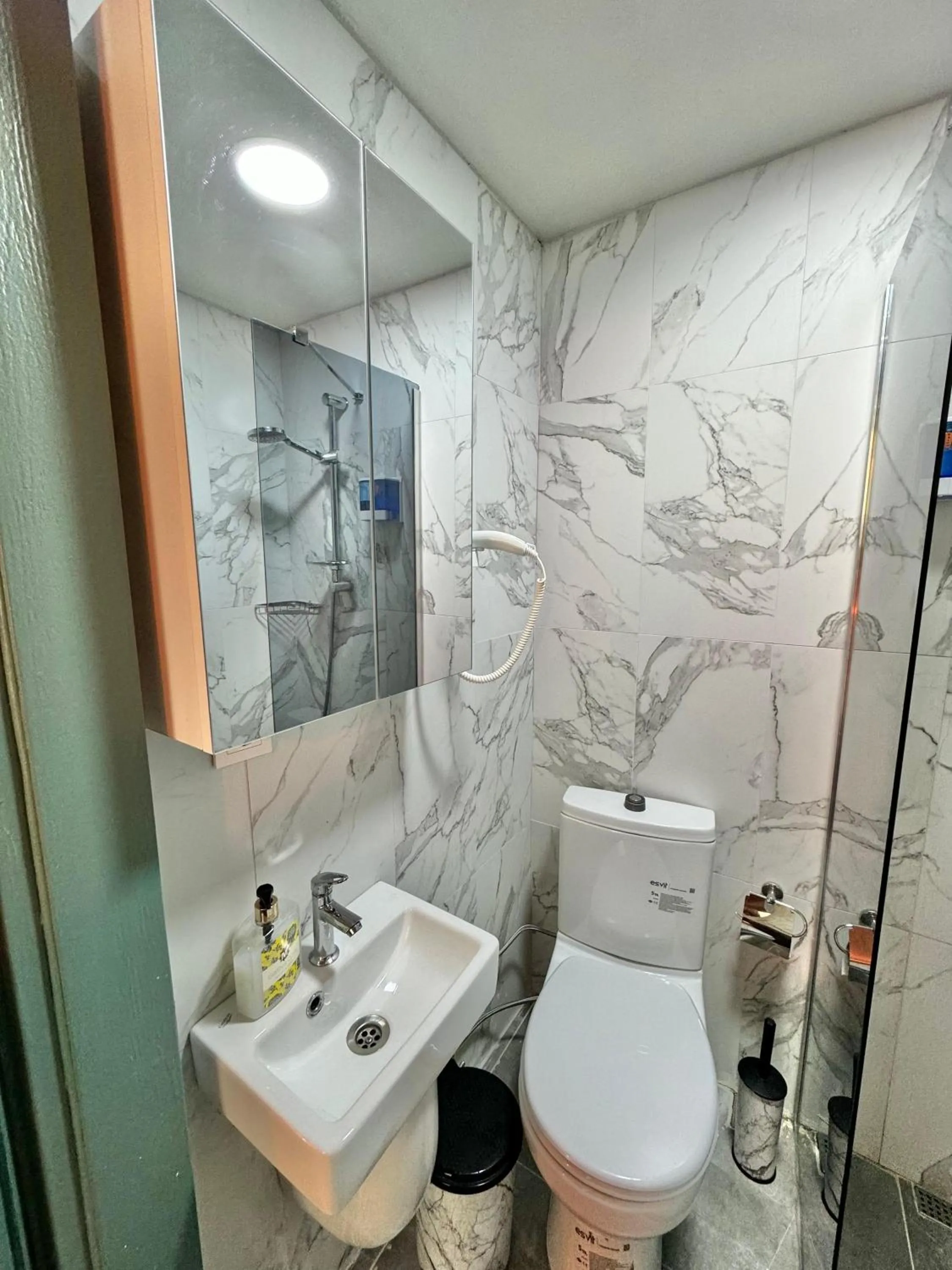 Shower in Otel Kadıköy