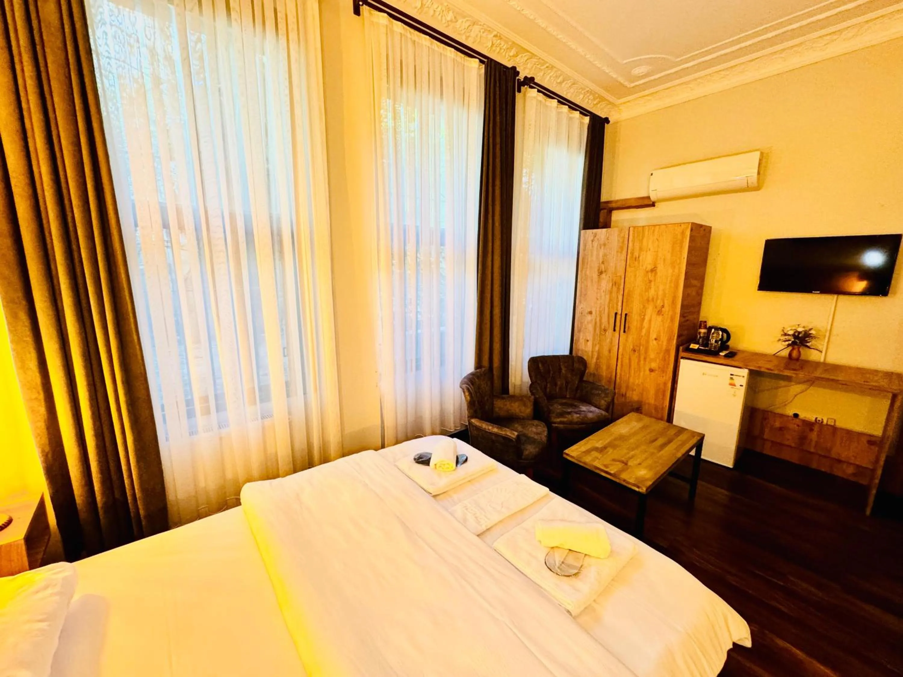 Communal lounge/ TV room, Bed in Otel Kadıköy