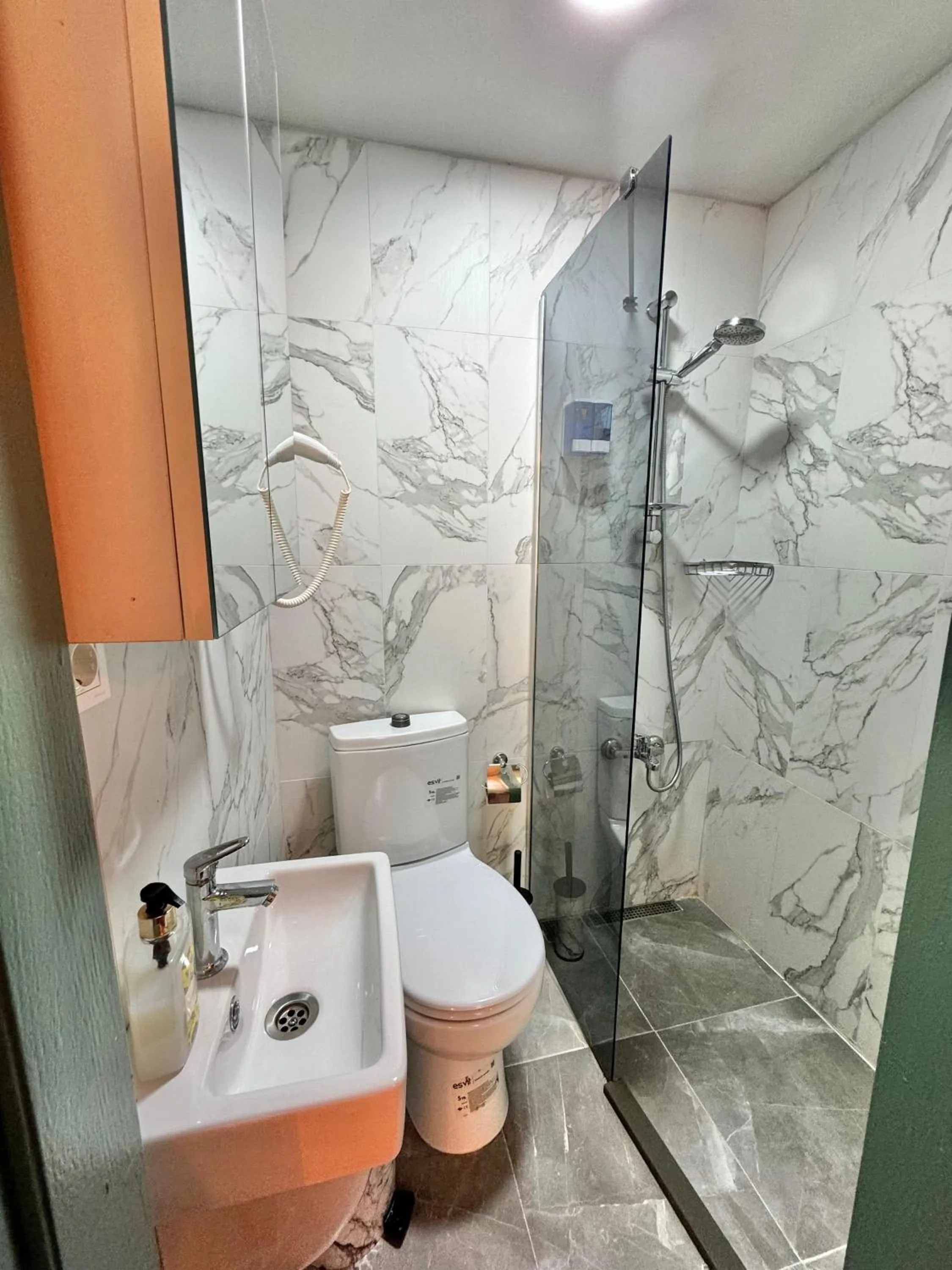 Shower in Otel Kadıköy