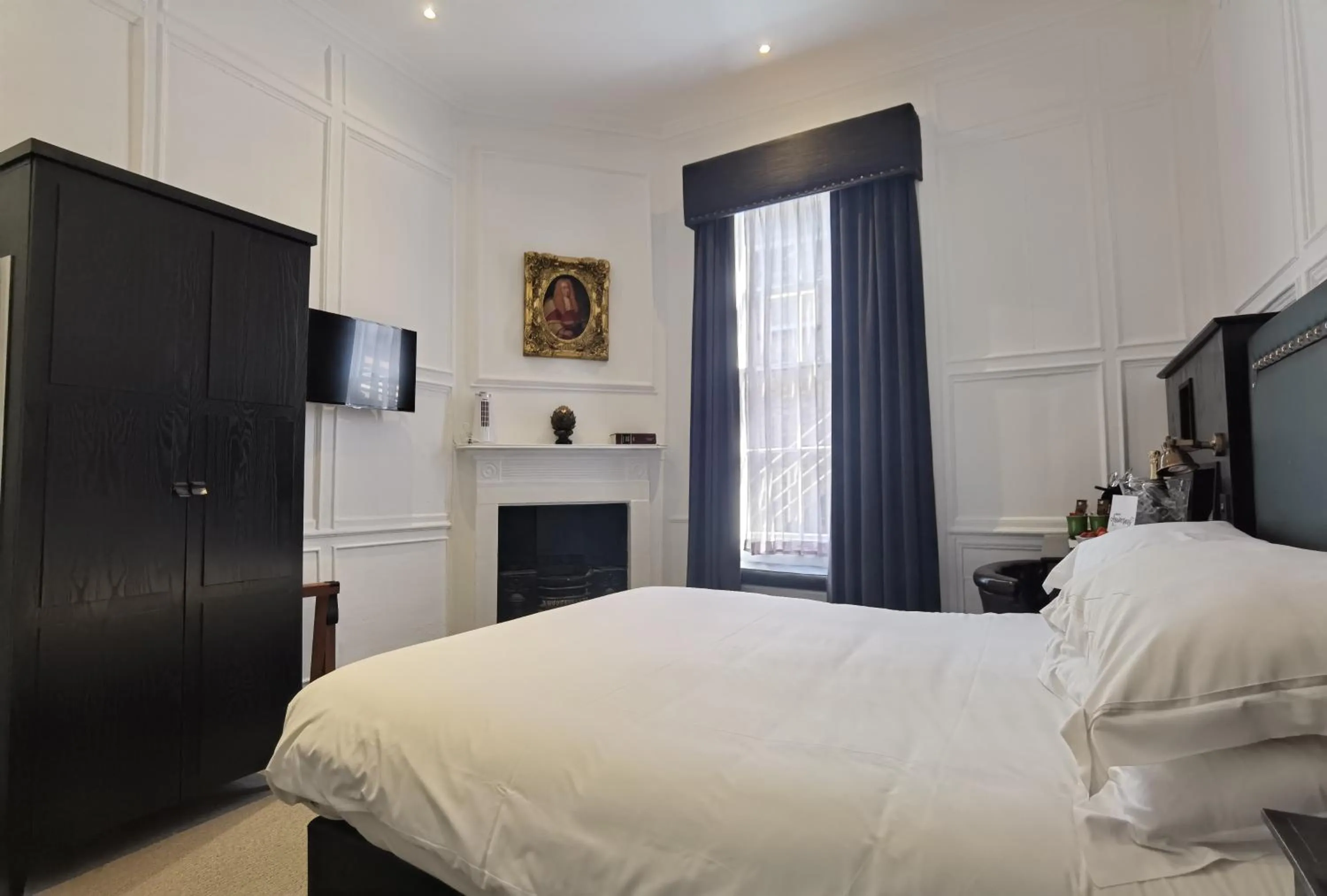 Bedroom, Bed in Judges Court