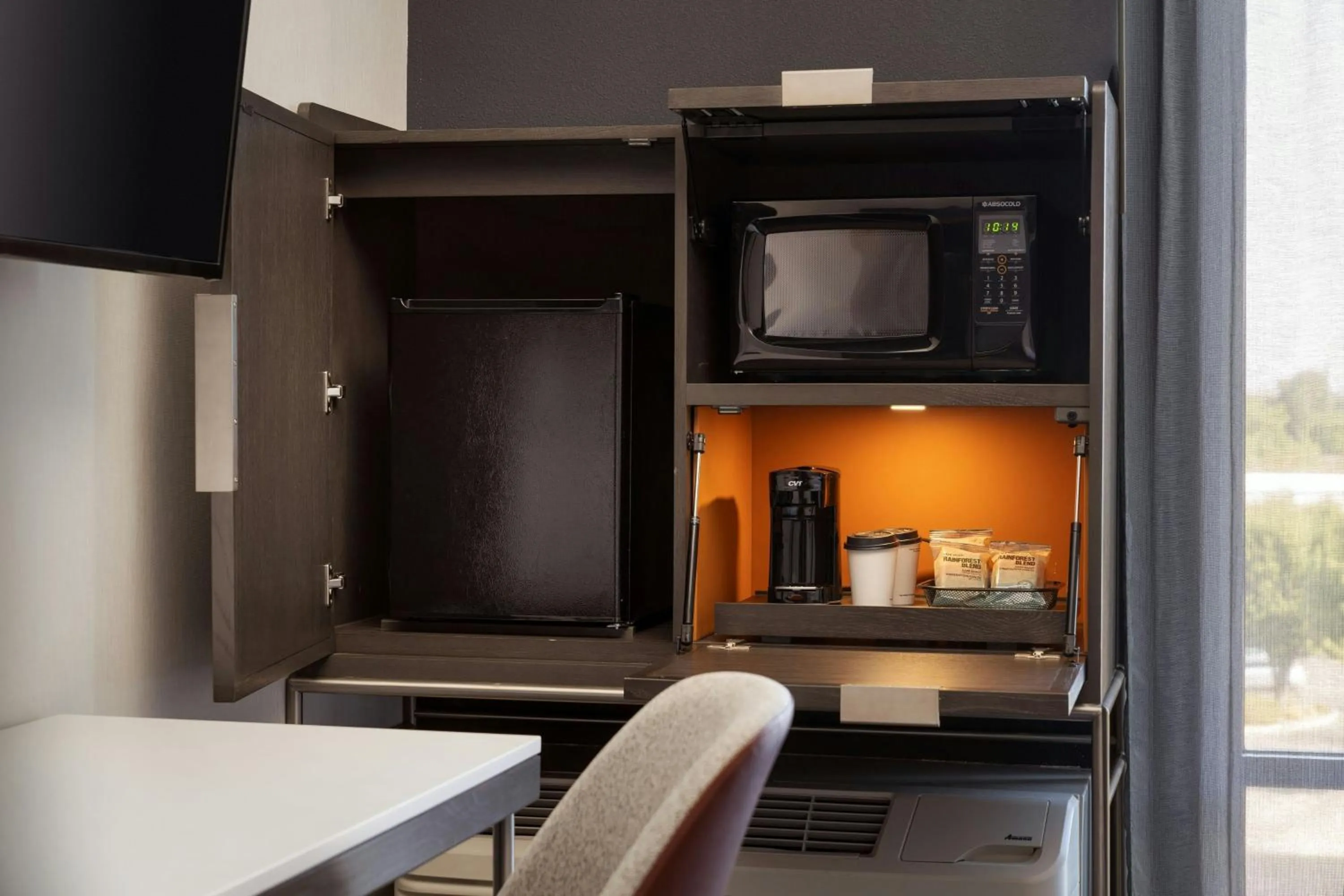 Photo of the whole room in Courtyard by Marriott Cleveland TN