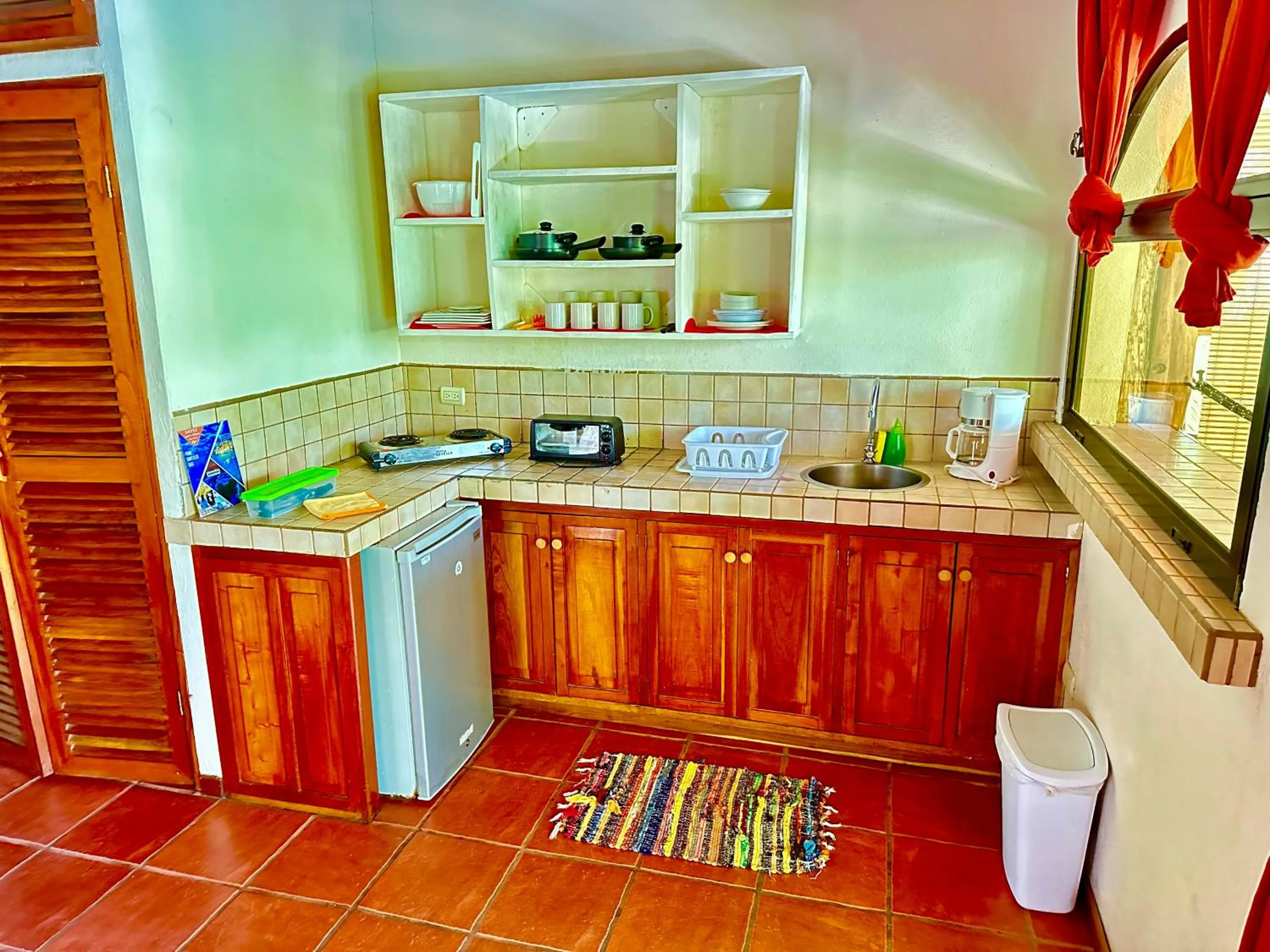 Coffee/tea facilities in Pacifica Surf Studios