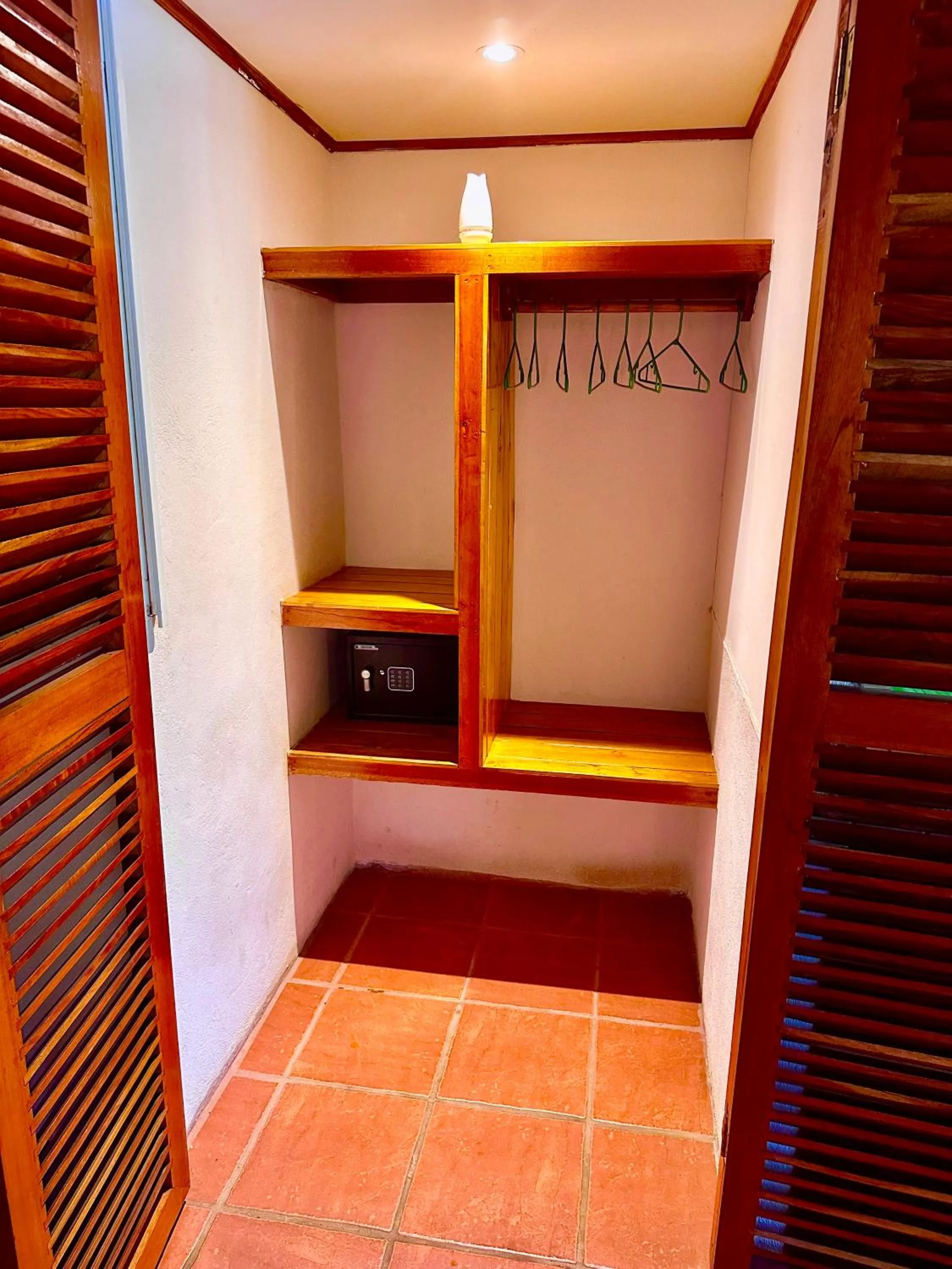 Photo of the whole room in Pacifica Surf Studios