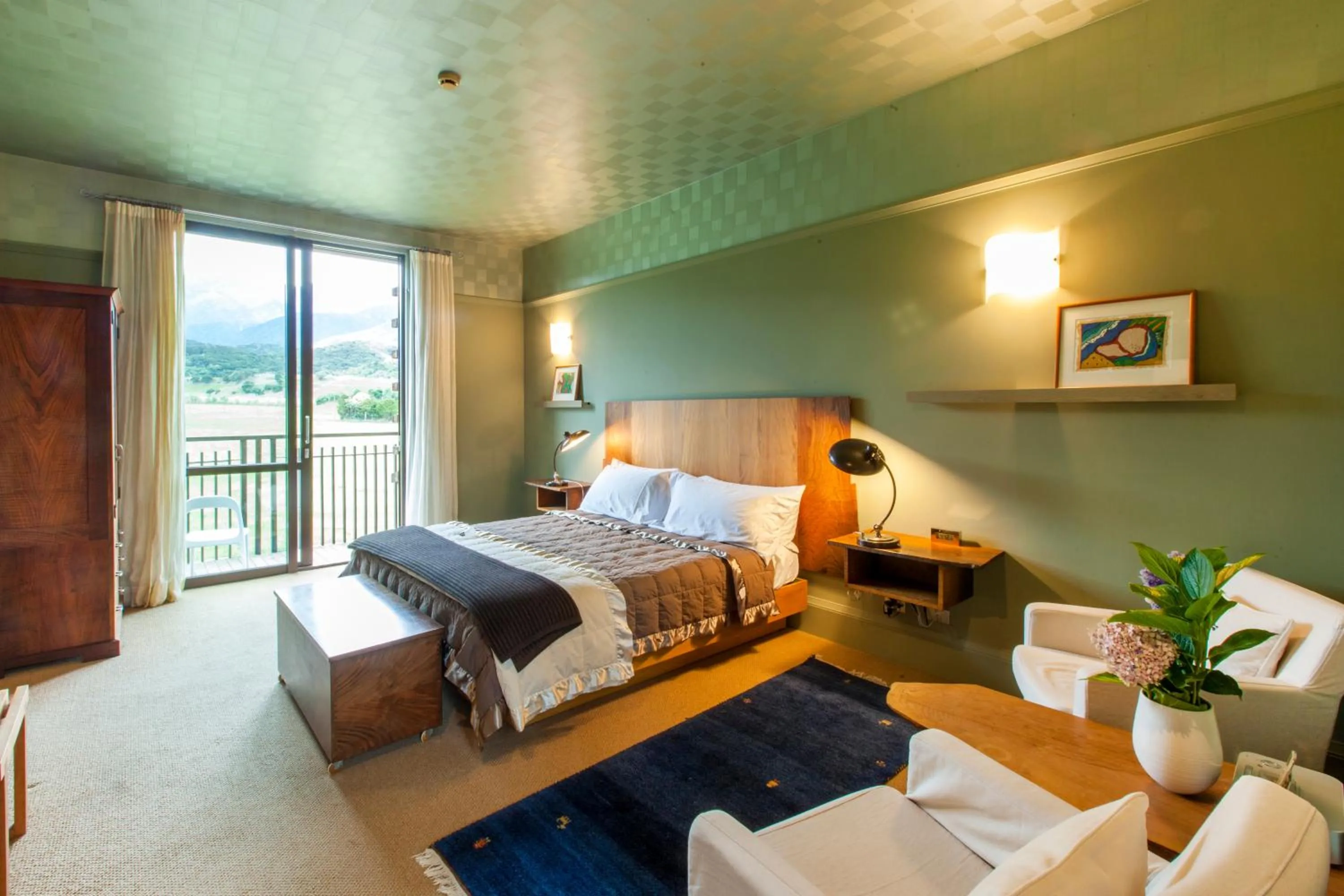 Bed in Hapuku Lodge & Tree Houses