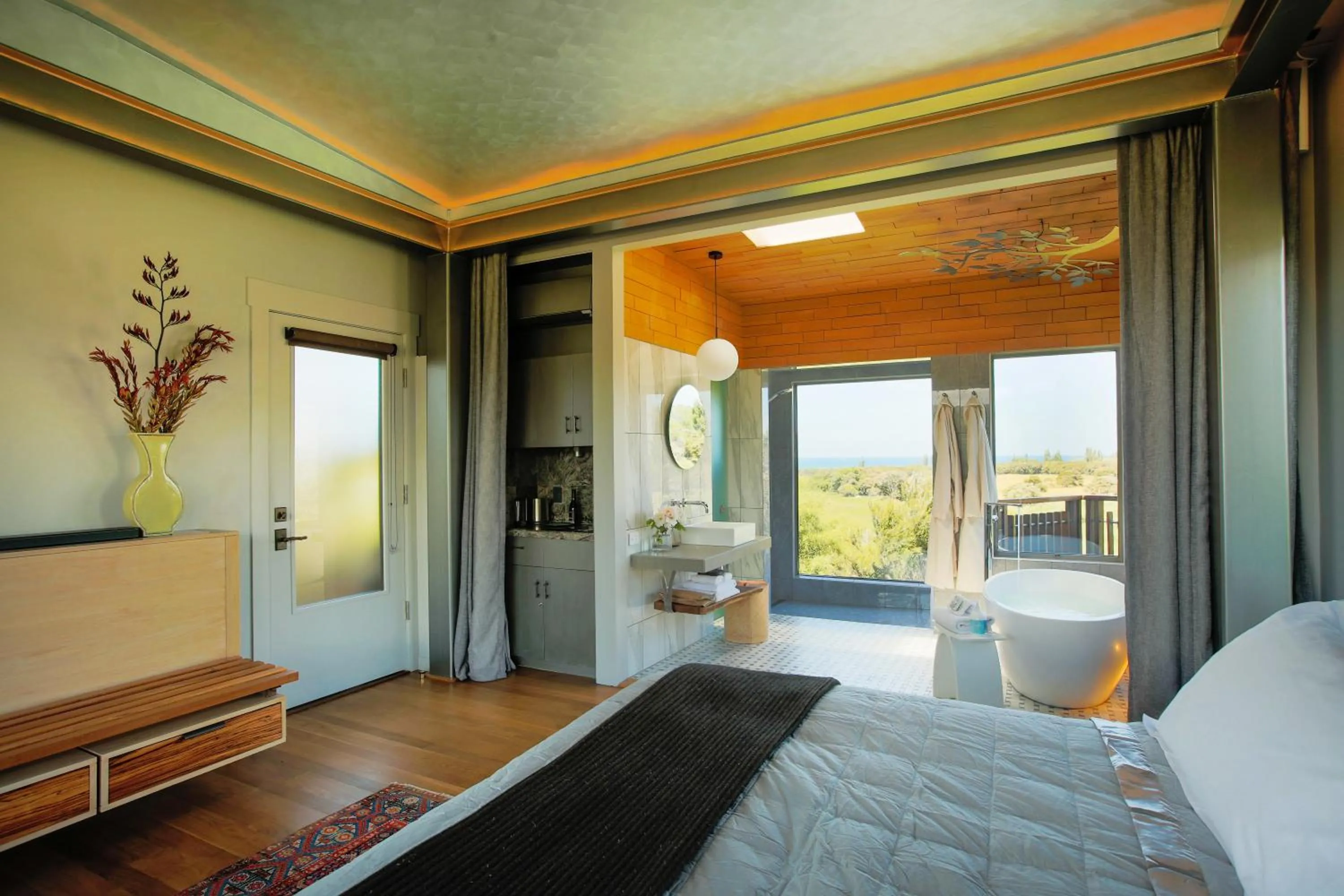 Bed in Hapuku Lodge & Tree Houses