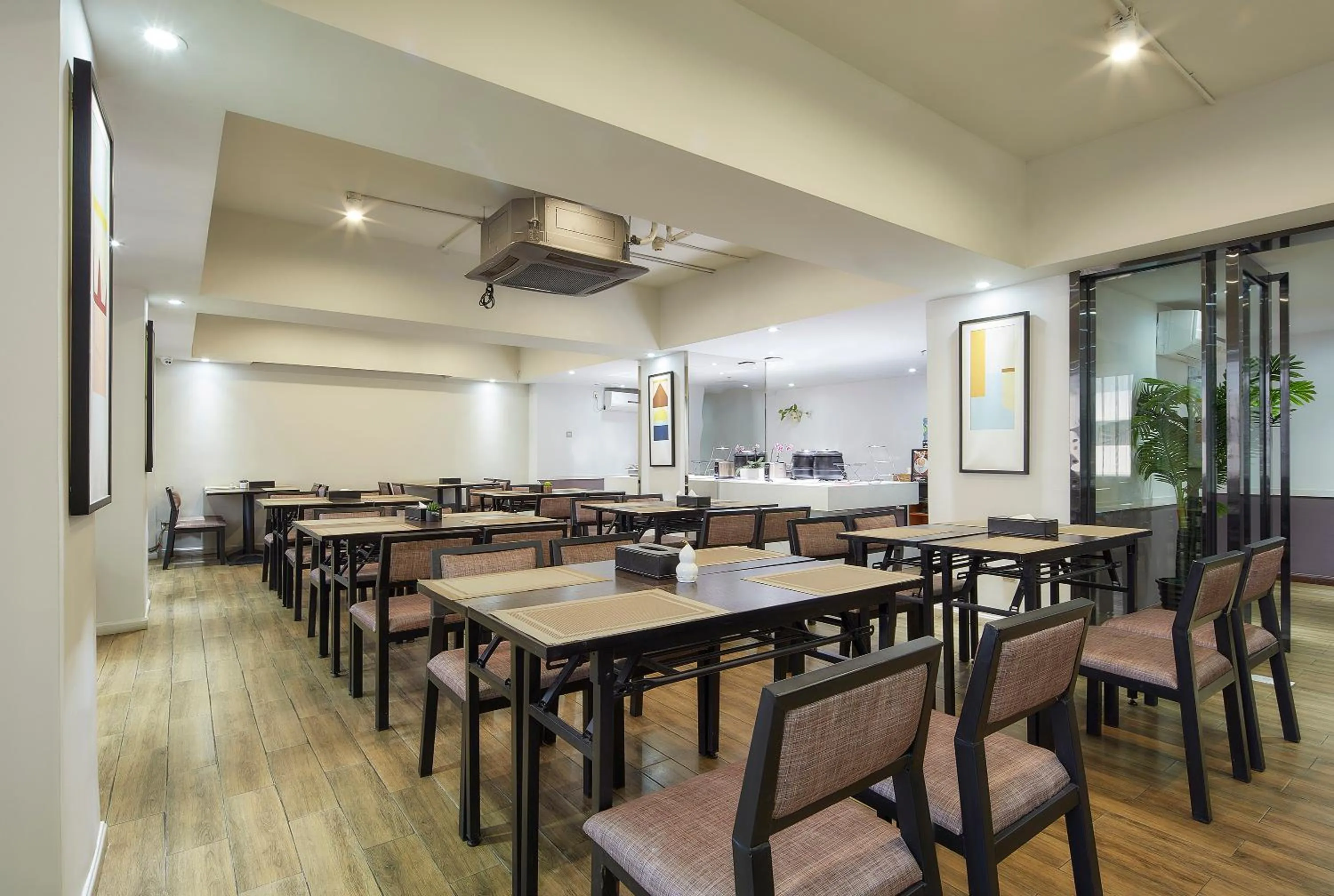 Restaurant/places to eat in Insail Hotels Huanshi Road Taojin Metro Station Guangzhou