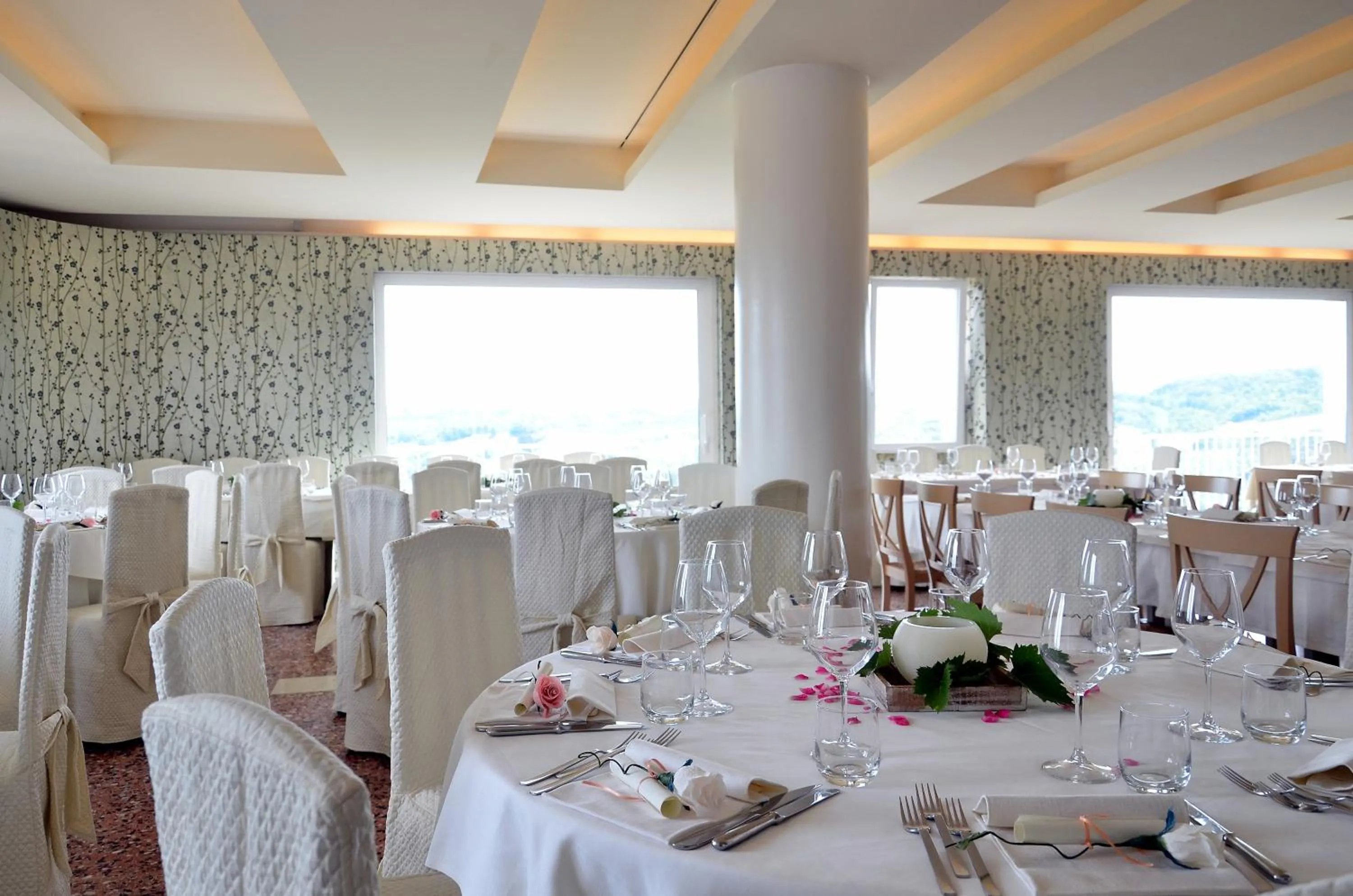 Restaurant/places to eat in CRICHELON