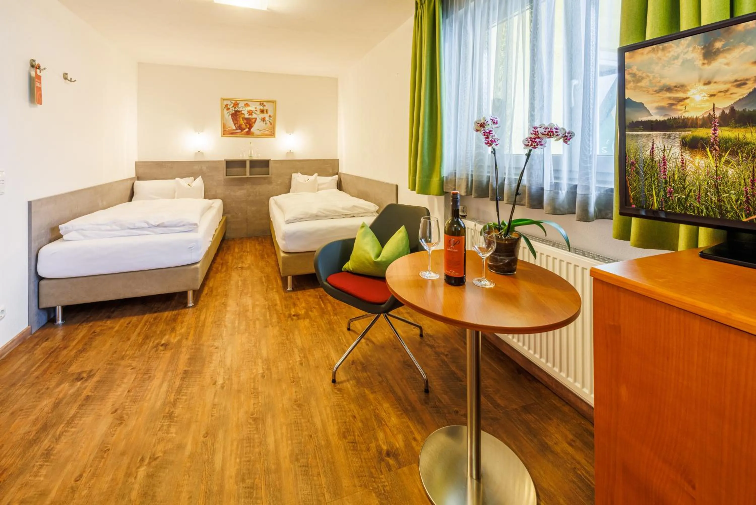 Photo of the whole room, Bed in Hotel-Restaurant Bellevue