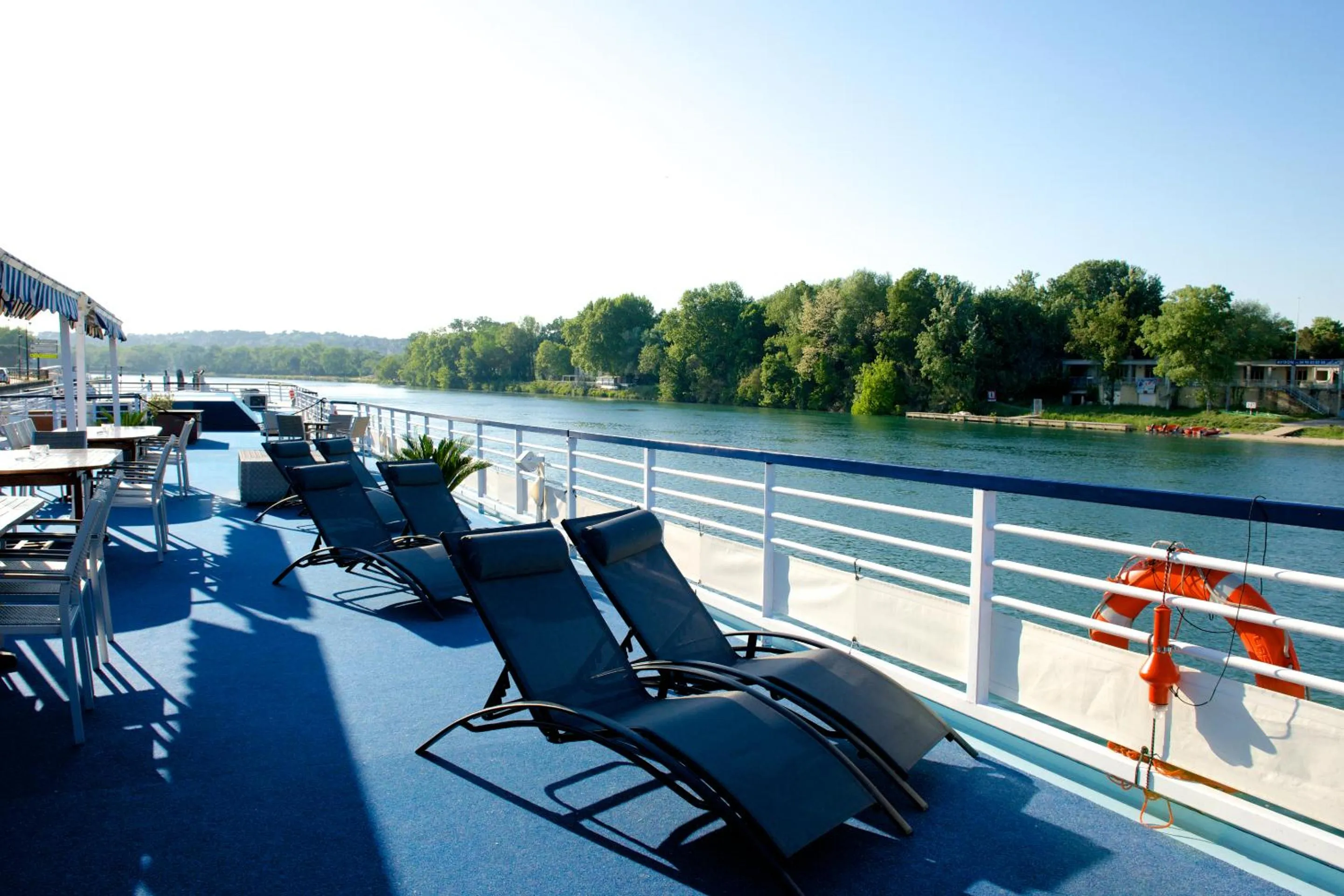 Patio in Bateau Hotel à quai Le Chardonnay
