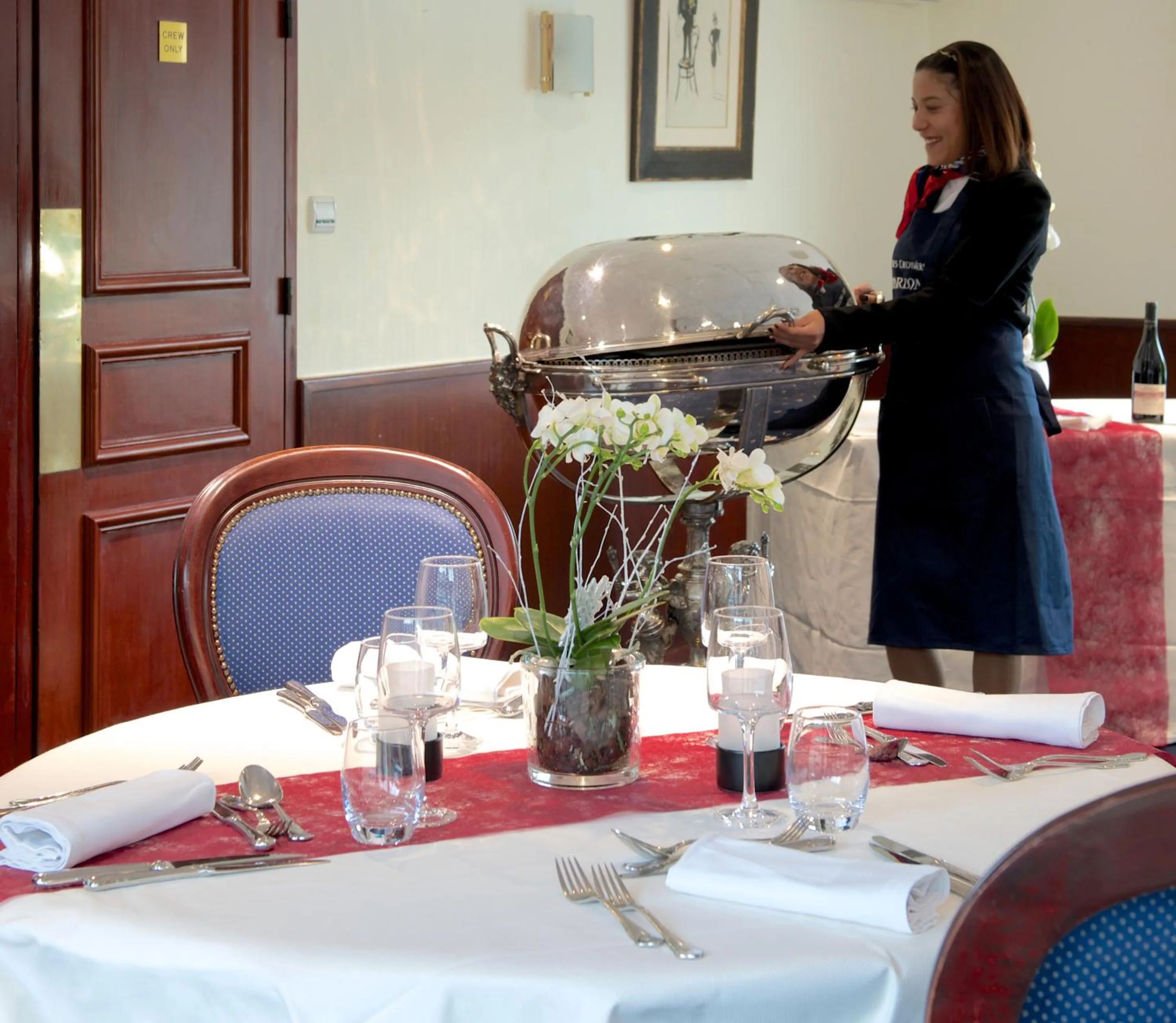 Dining area in Bateau Hotel à quai Le Chardonnay