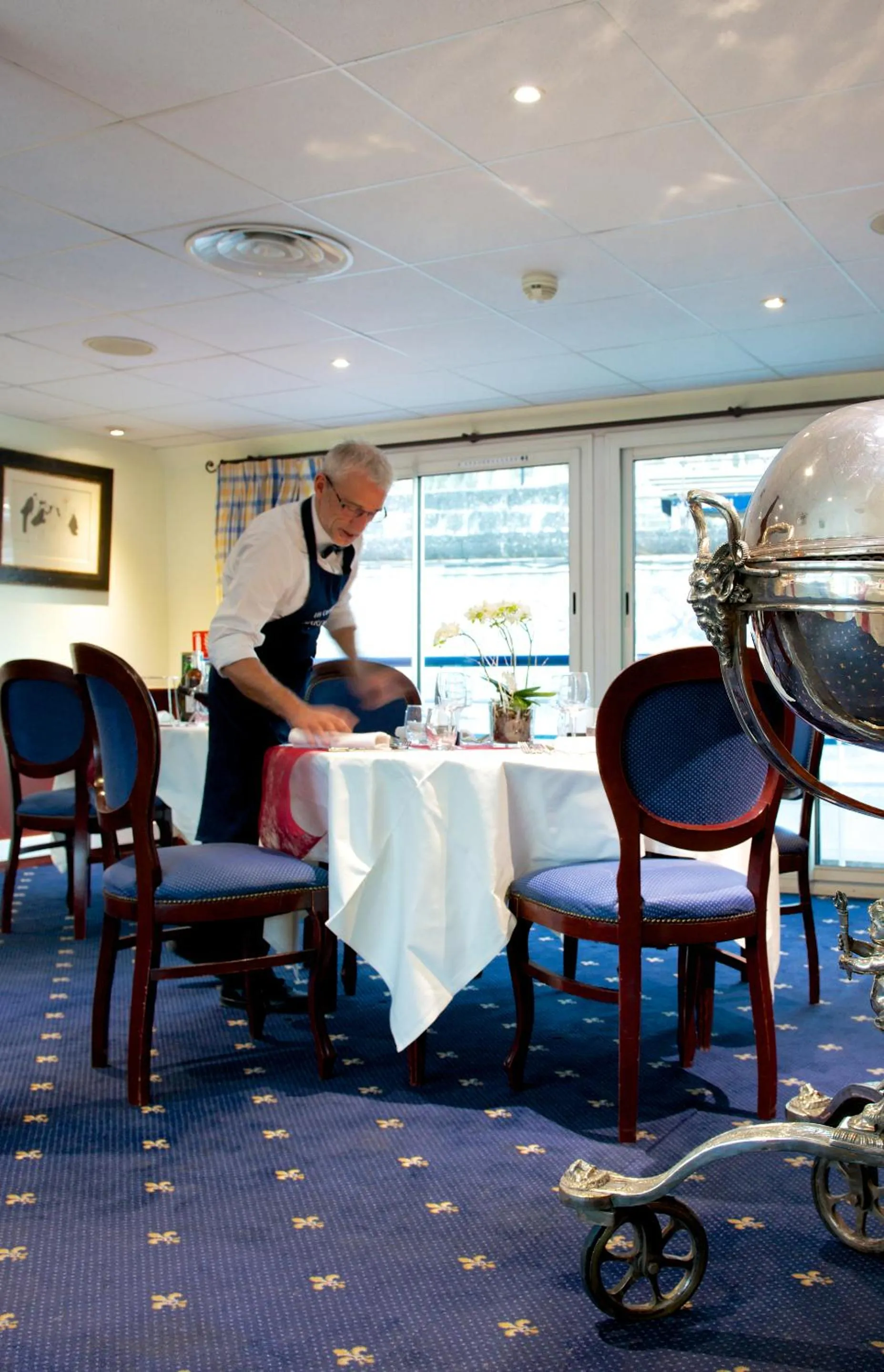 Dining area in Bateau Hotel à quai Le Chardonnay
