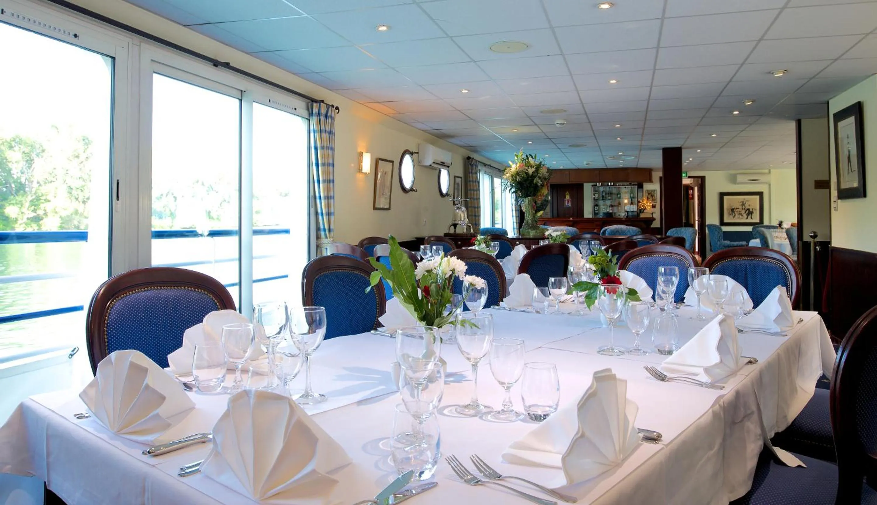 Dining area in Bateau Hotel à quai Le Chardonnay