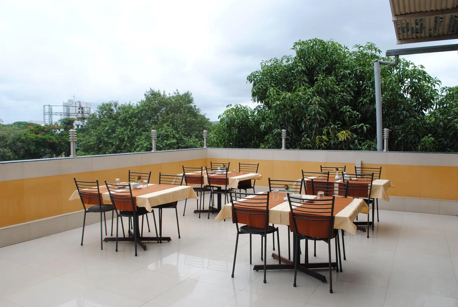 Restaurant/places to eat in Hotel Swan Inn