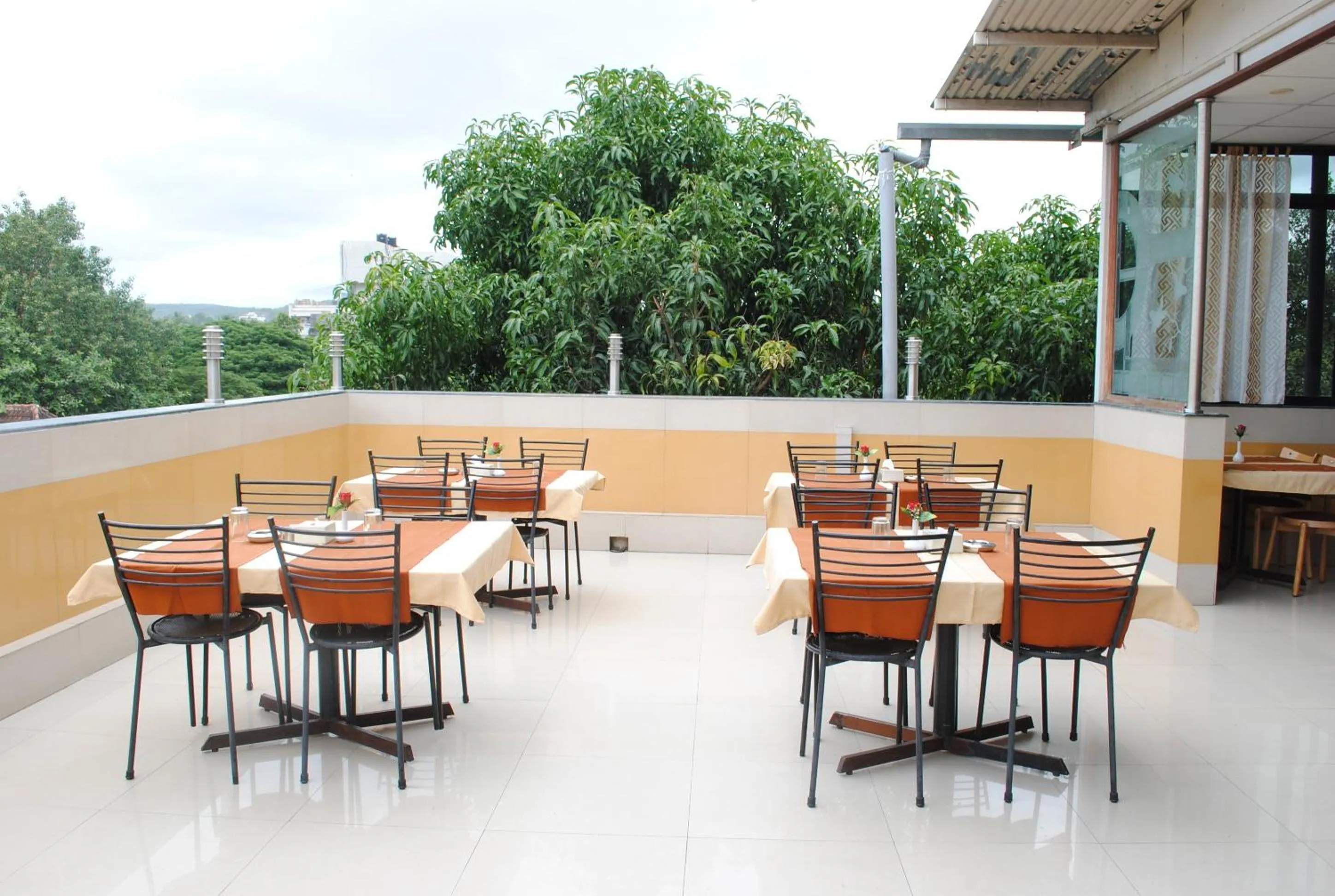 Restaurant/places to eat in Hotel Swan Inn