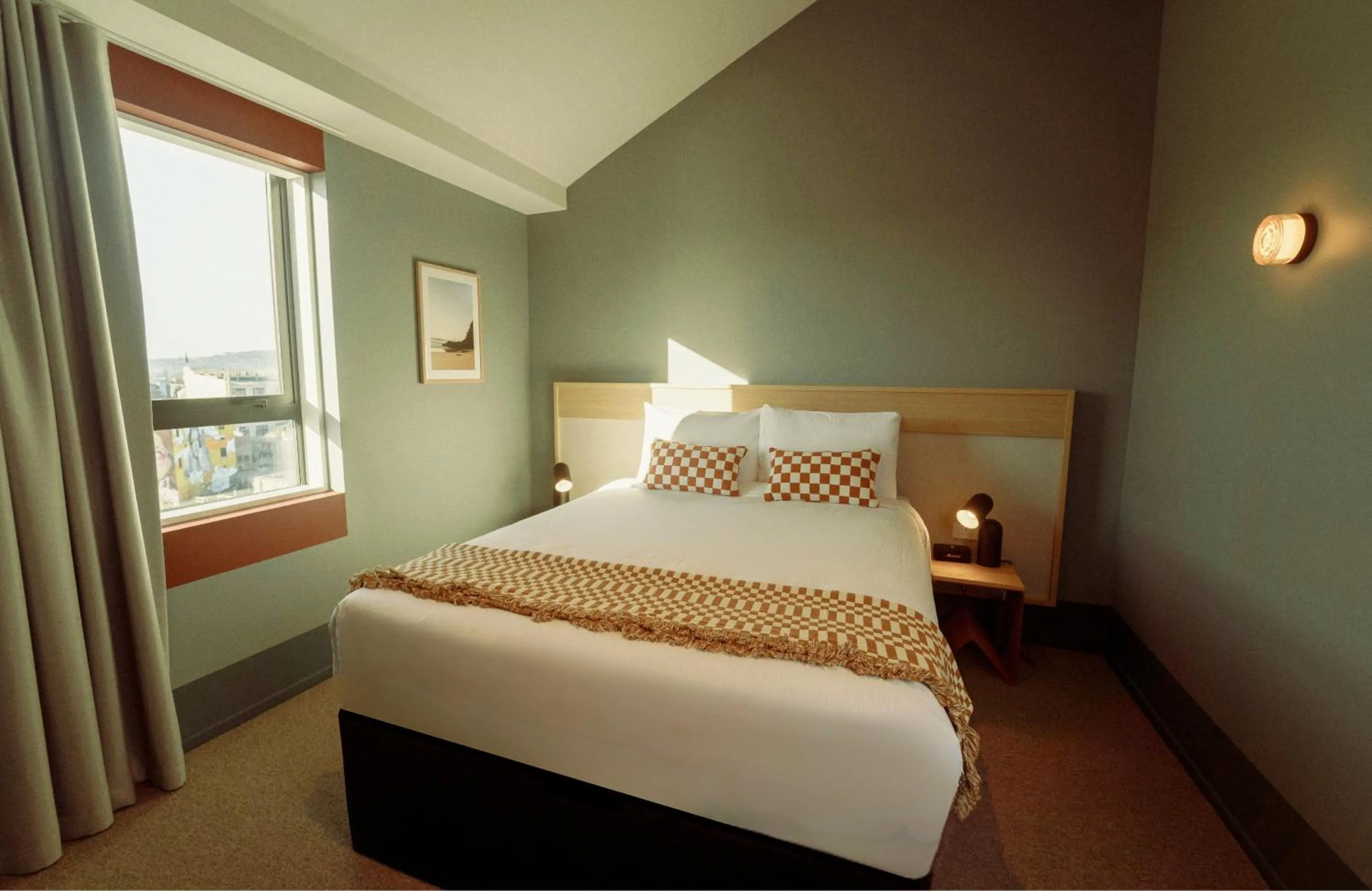 Superior Queen Room with Balcony in Drifter Christchurch