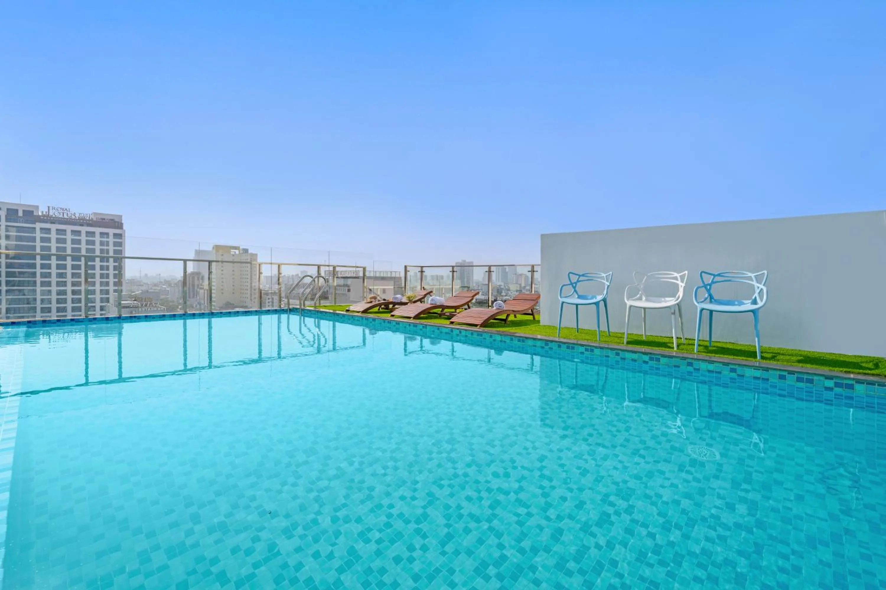 Pool view in Sea Near Me Hotel Danang