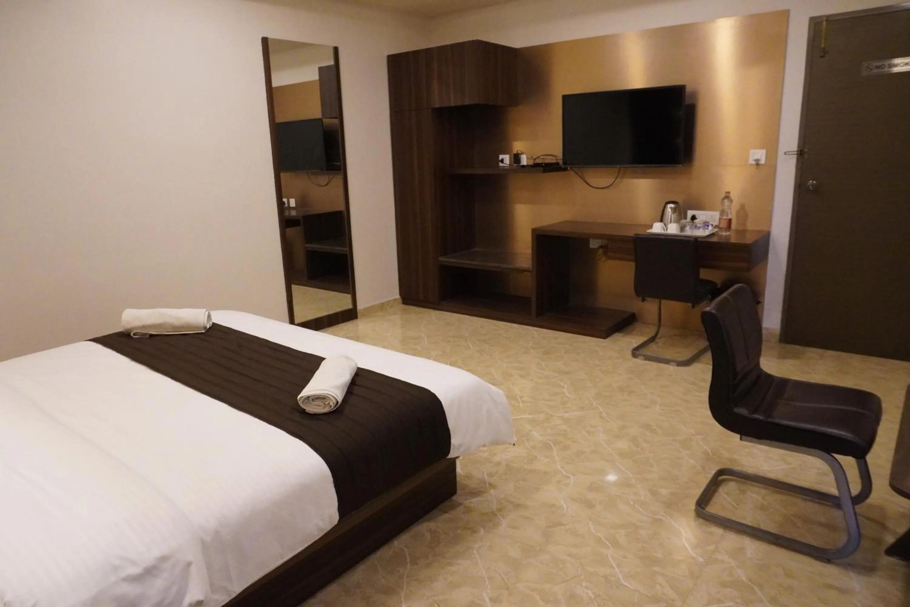 TV and multimedia, Bed in HSM Grand Inn, Chittoor