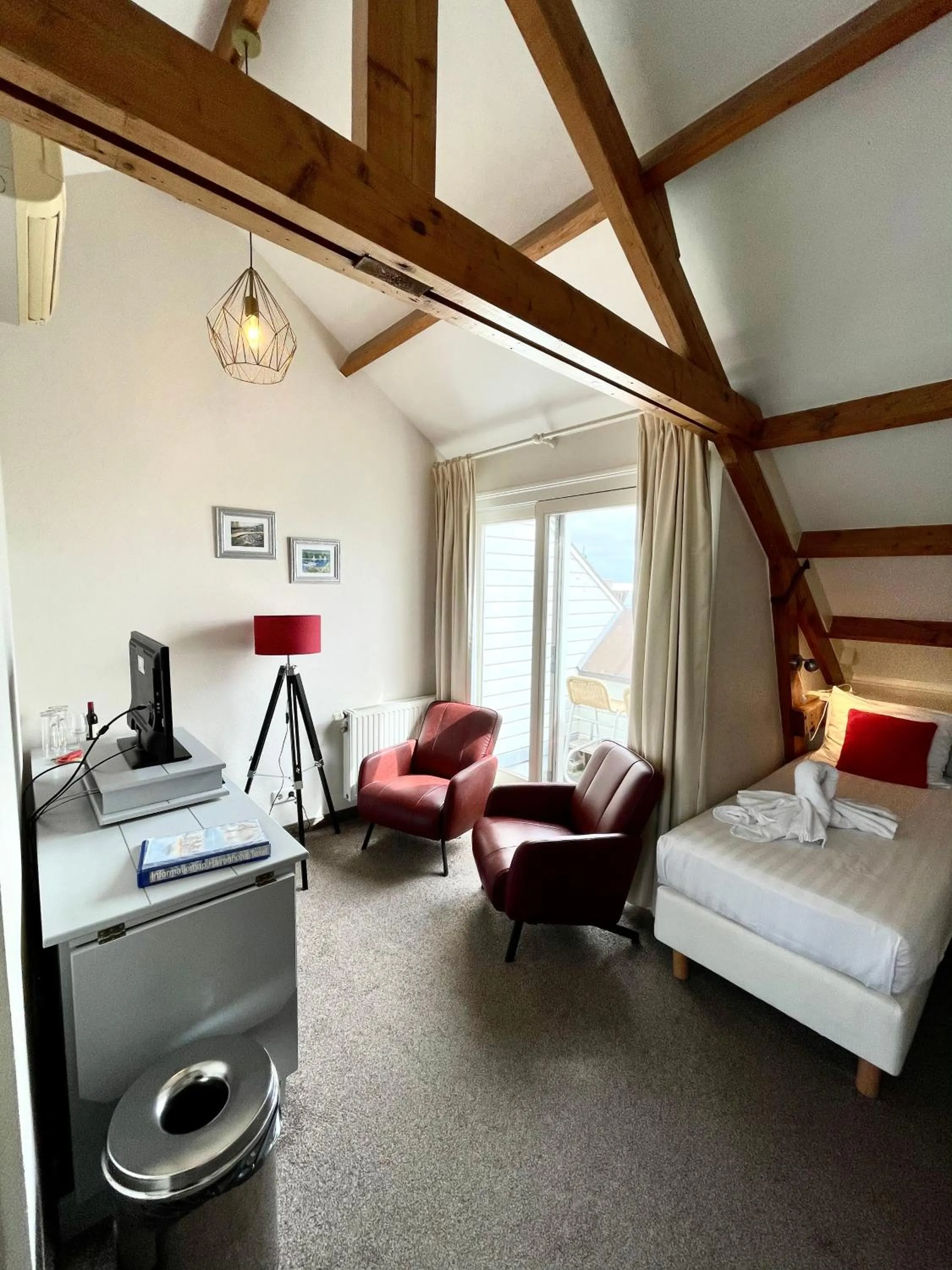 Seating area, Bed in Havenhotel At Sea Texel
