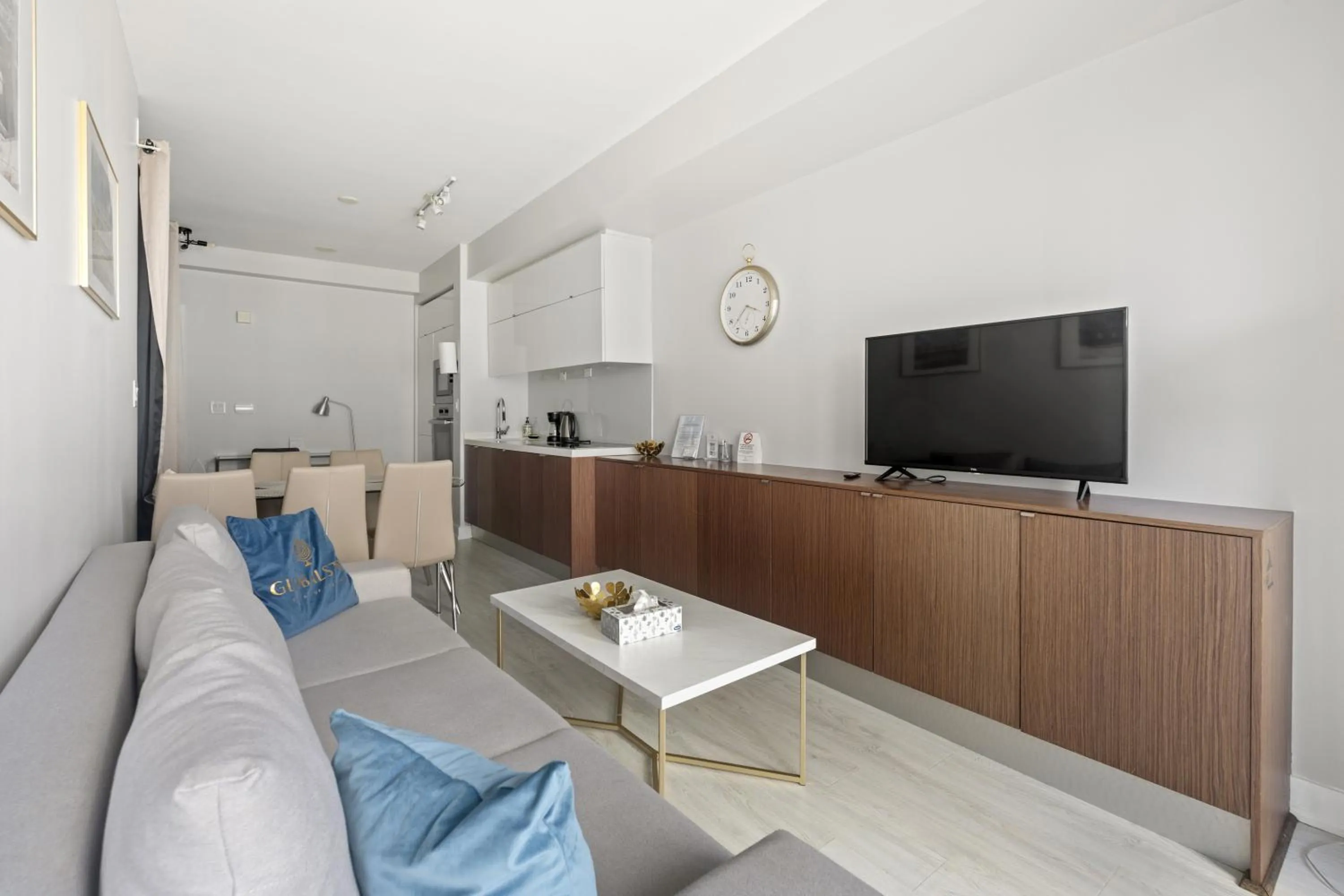 TV and multimedia in GLOBALSTAY Elegant Downtown Apartments