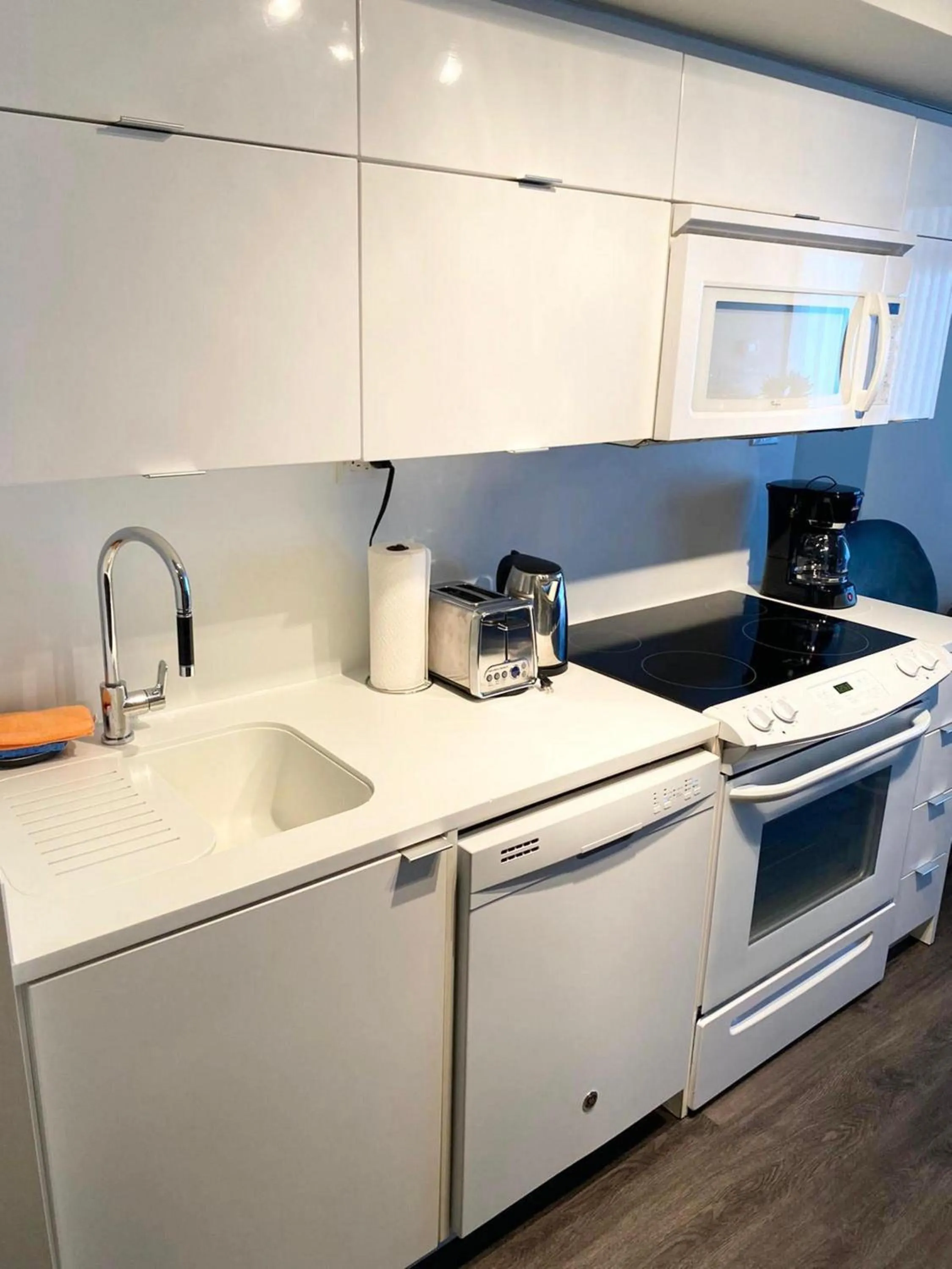 Kitchen or kitchenette in GLOBALSTAY Elegant Downtown Apartments