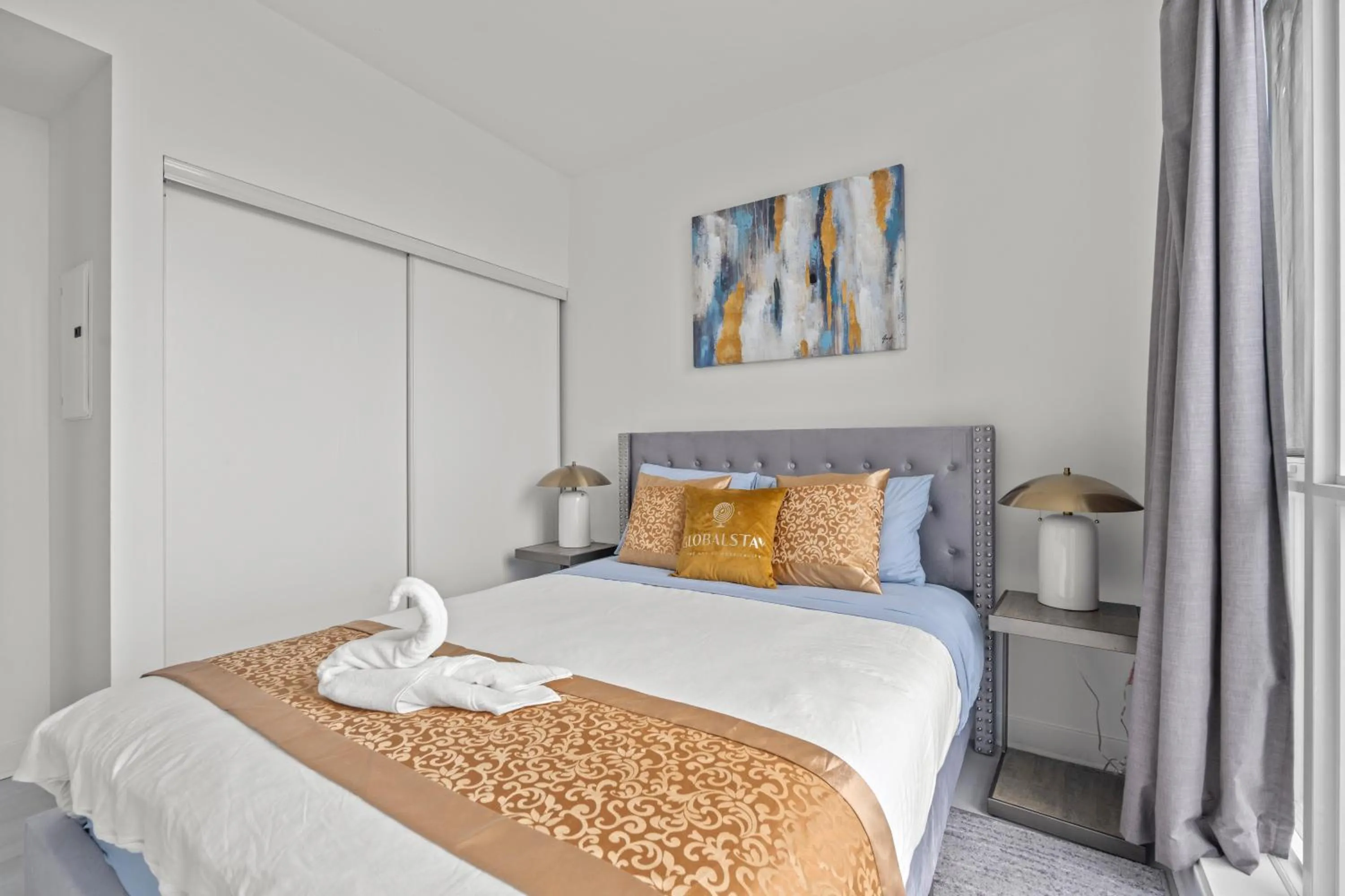 Bed in GLOBALSTAY Elegant Downtown Apartments