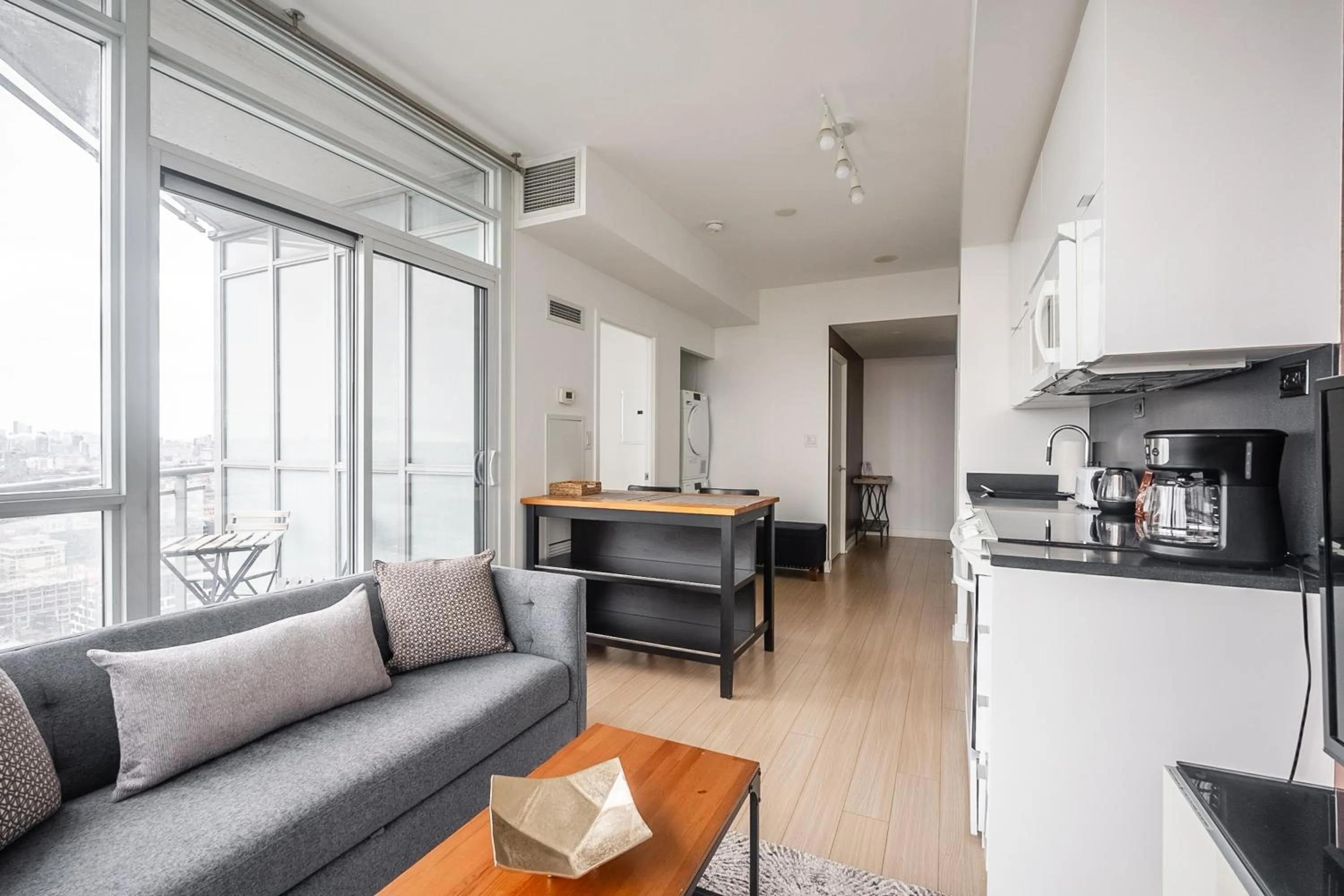 Kitchen or kitchenette in GLOBALSTAY Elegant Downtown Apartments